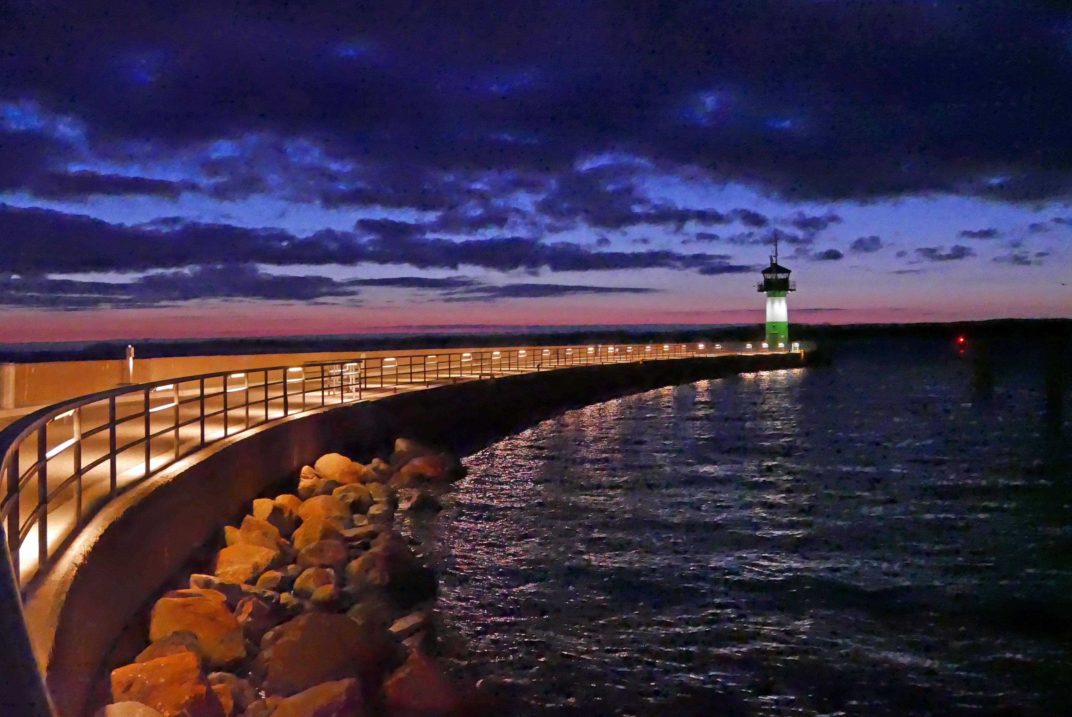 Nordermole in Travemünde bei Nacht