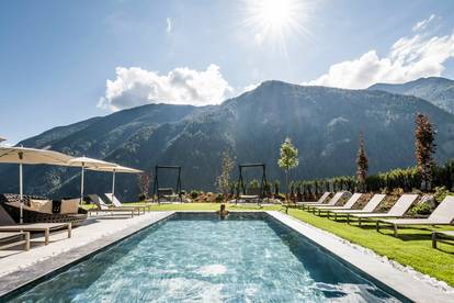 Aussicht vom Aussenpool des Tuberis Nature & Spa Resort (in Italien)