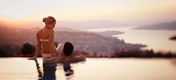 Panorama-Resort-Spa-Feusisberg-Pärchen-im-Pool1.jpg