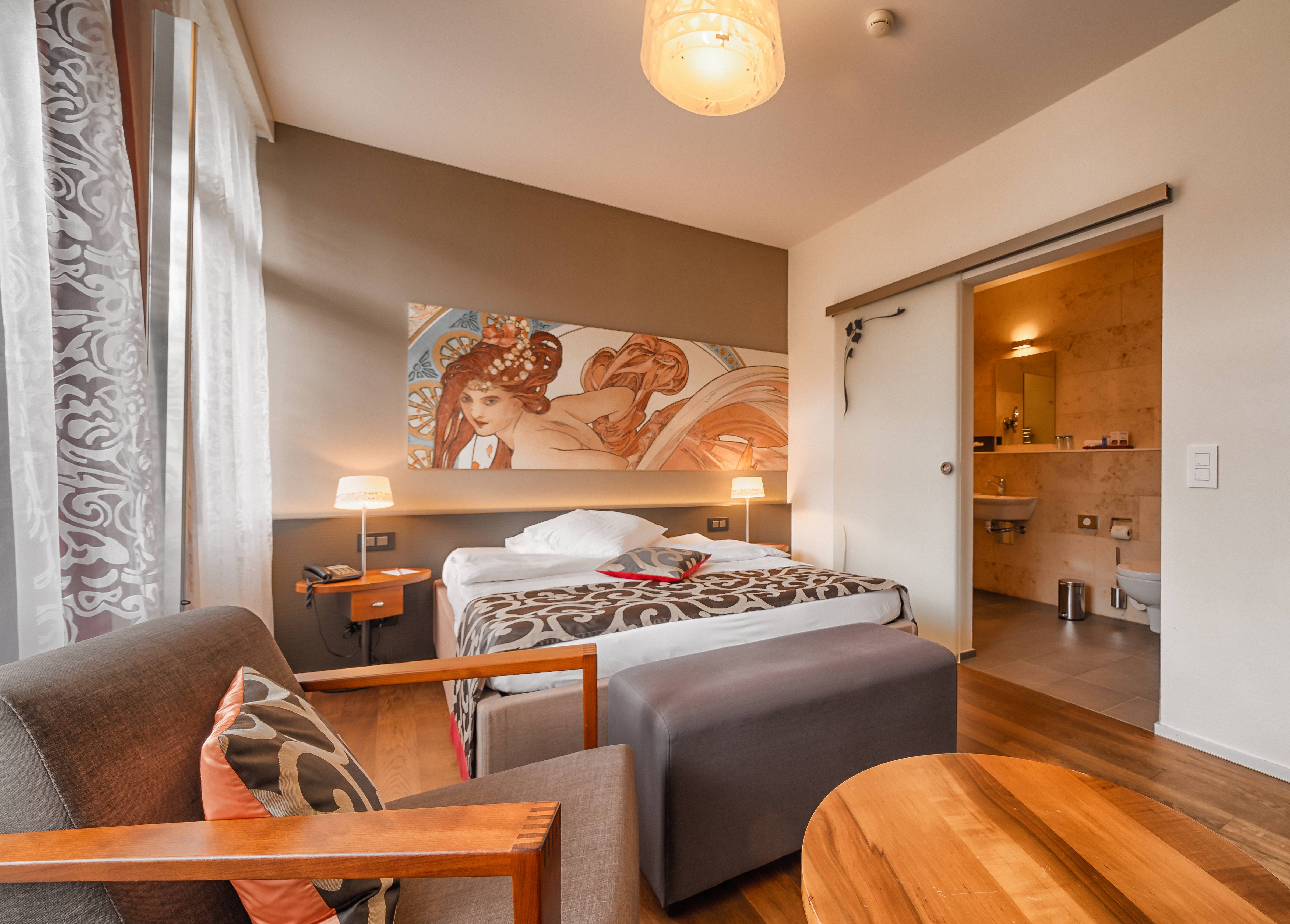 Boutique Queen Room with Mountain View