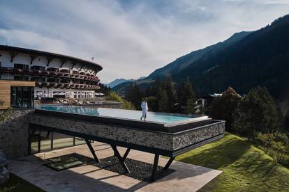 Sicht auf den Outdoor Infinity Pool des A-ROSA Ifen Hotel Kleinwalsertal (in Österreich)