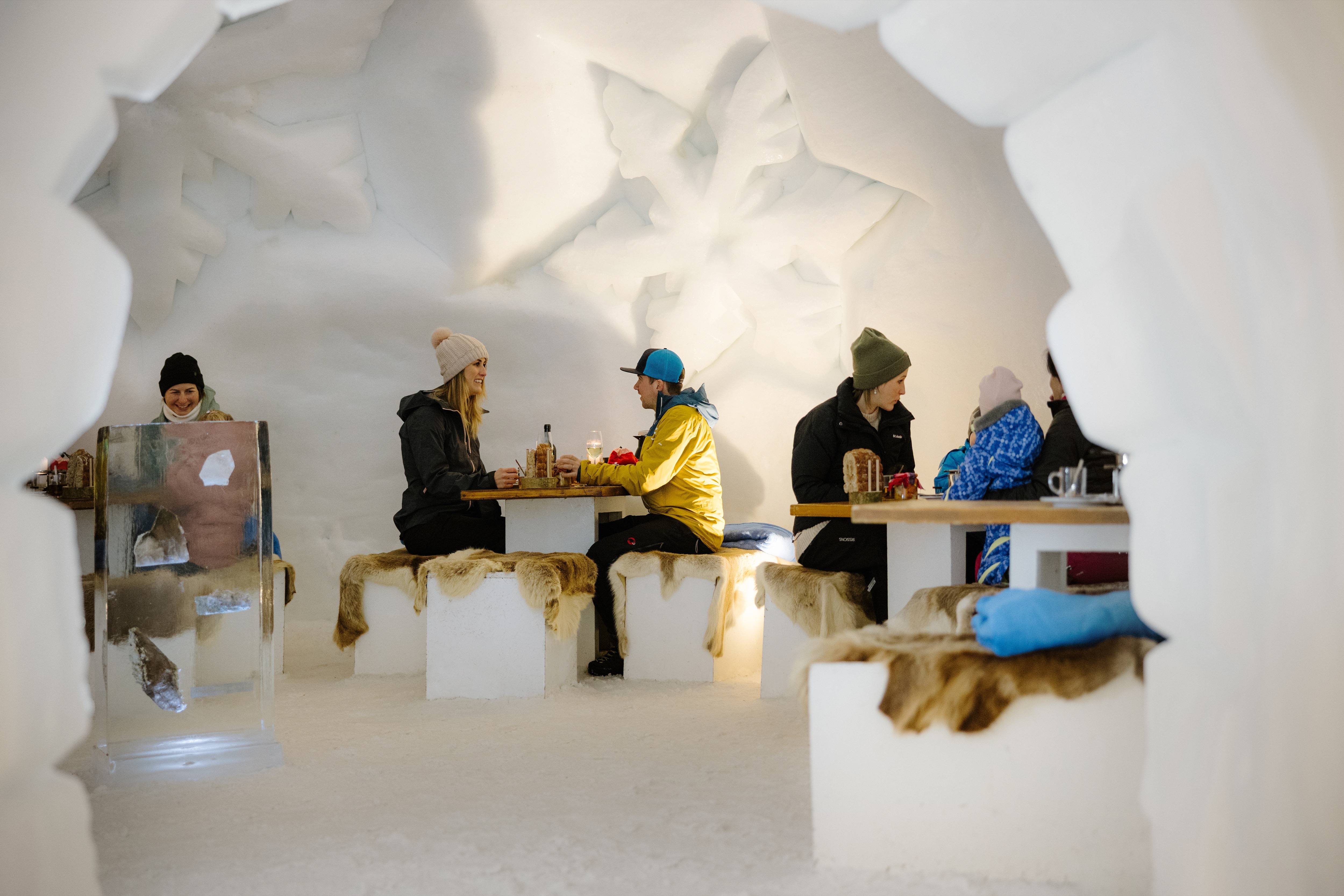 Feines Fondue: Schweizer Tradition im Fondue-Iglu