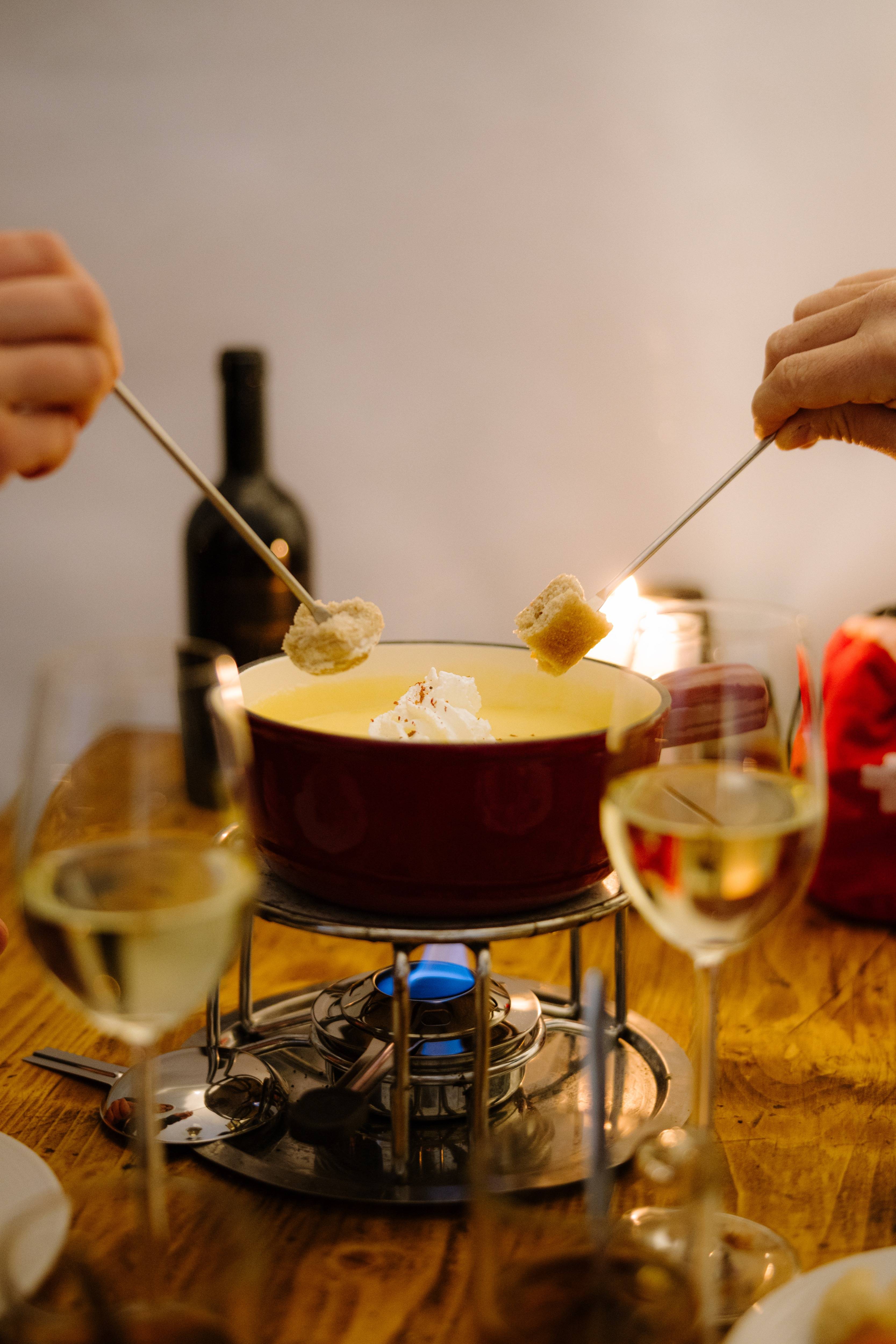 Fondue délicieuse : la tradition suisse dans un igloo à fondue