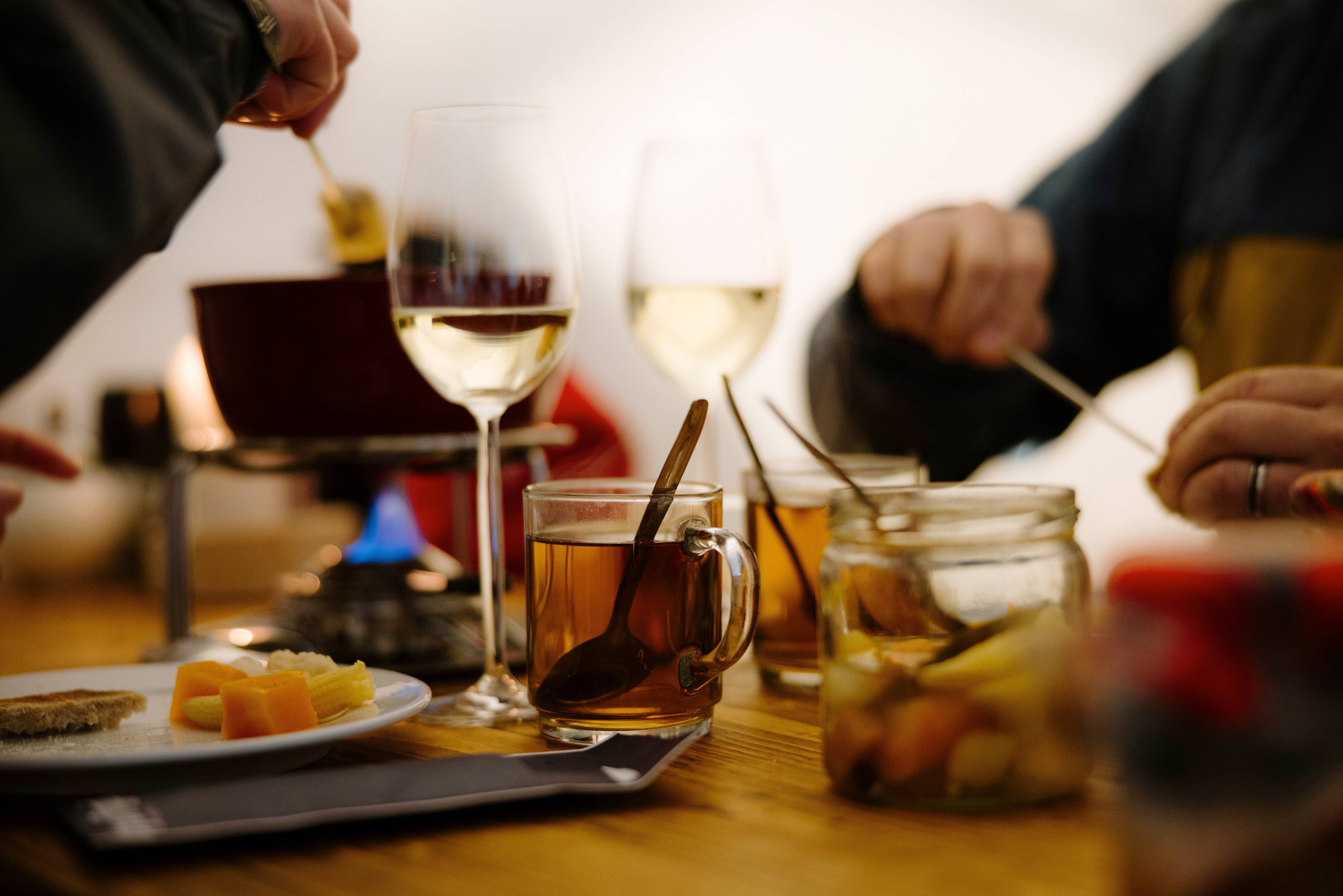 Fondue délicieuse : la tradition suisse dans un igloo à fondue