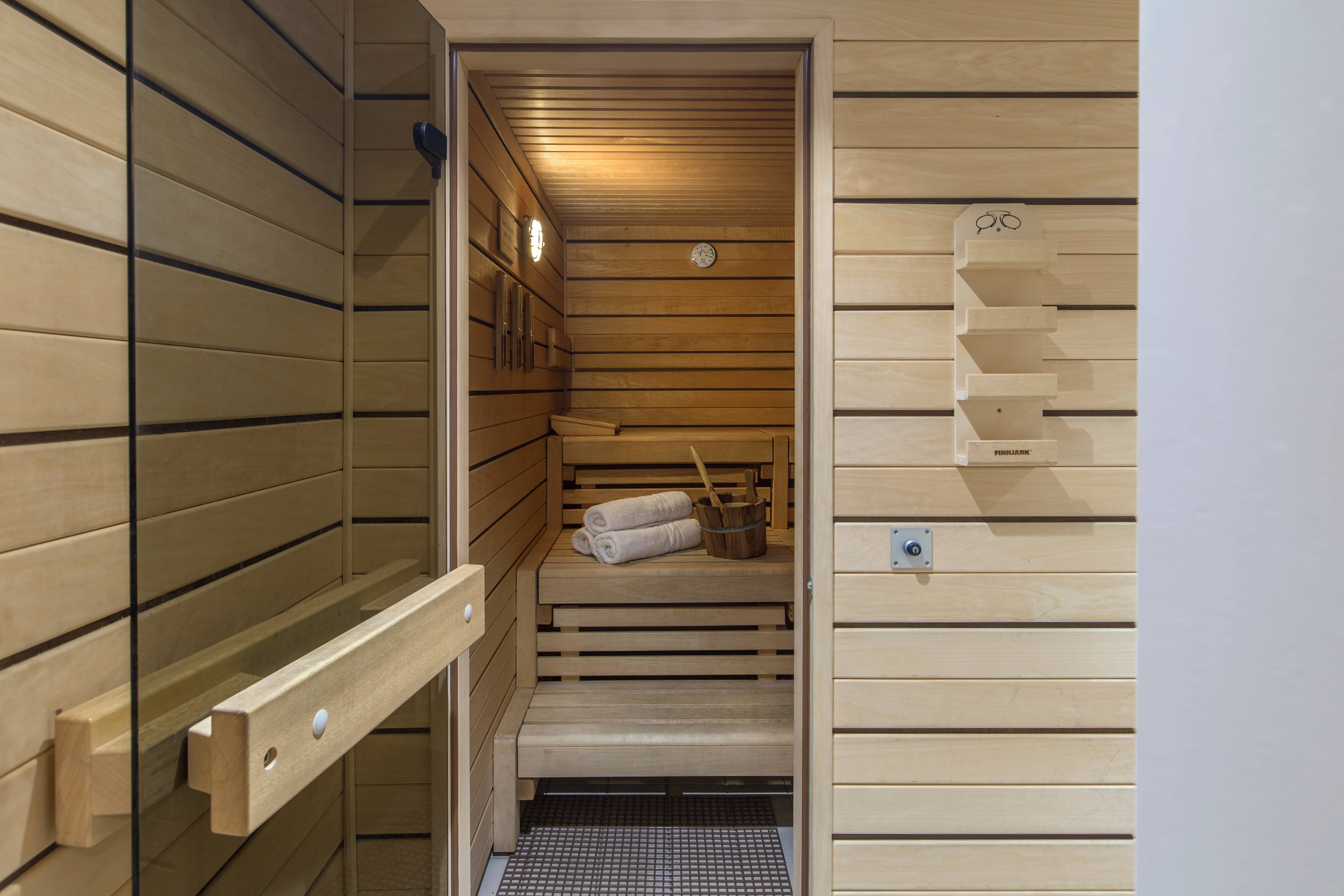 Pool & Sauna