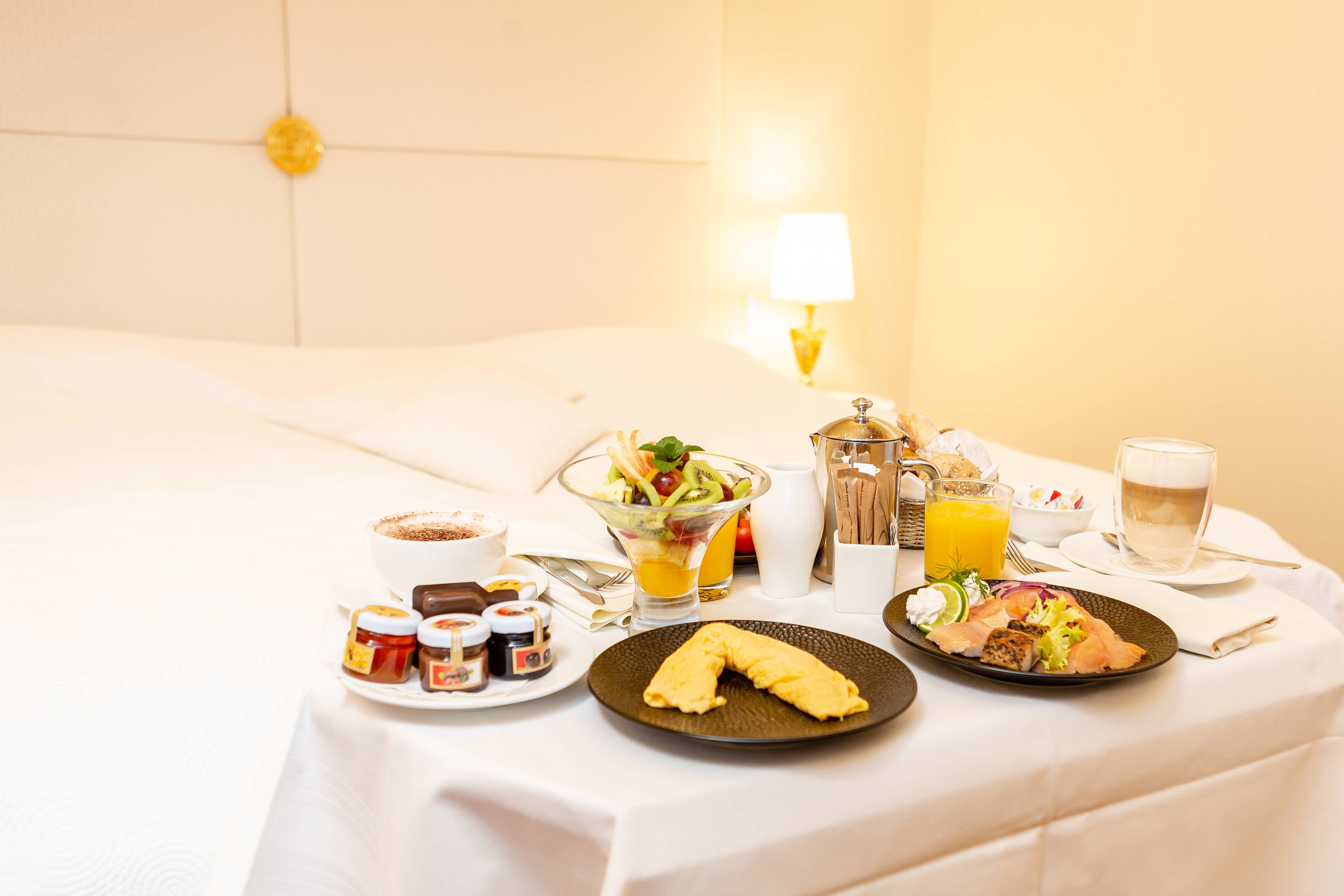 Kurzurlaube mit Frühstück im Bett in Frankreich