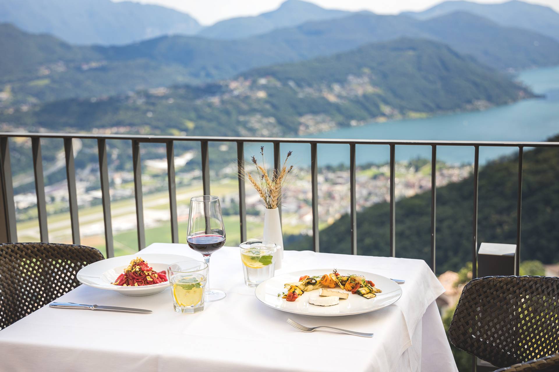 Restaurant & Bar