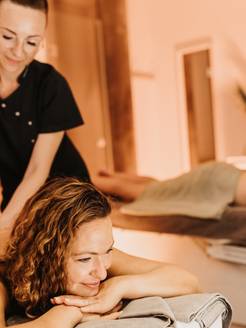 mit Massage / Behandlung