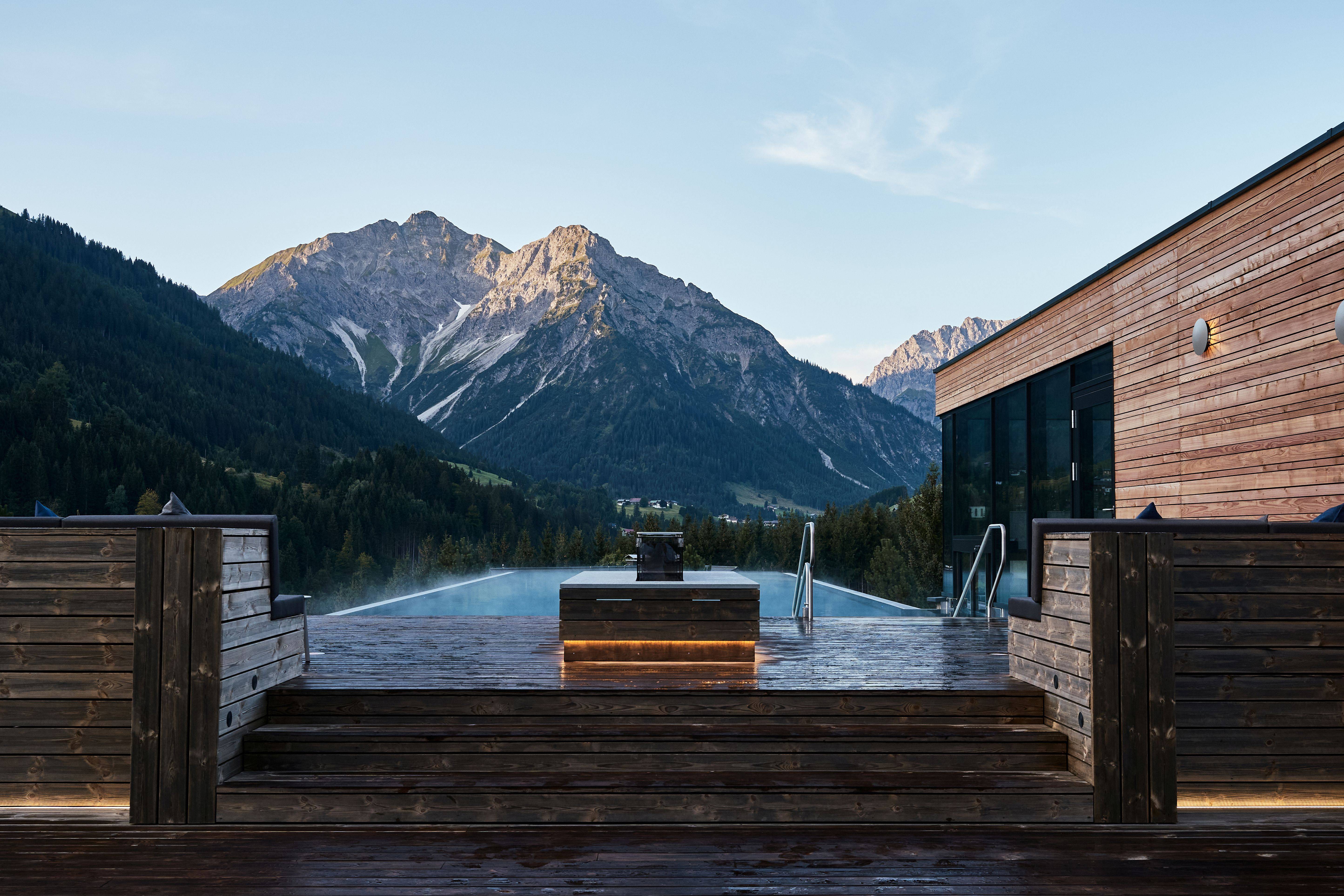 Wasserwelt mit Bergblick