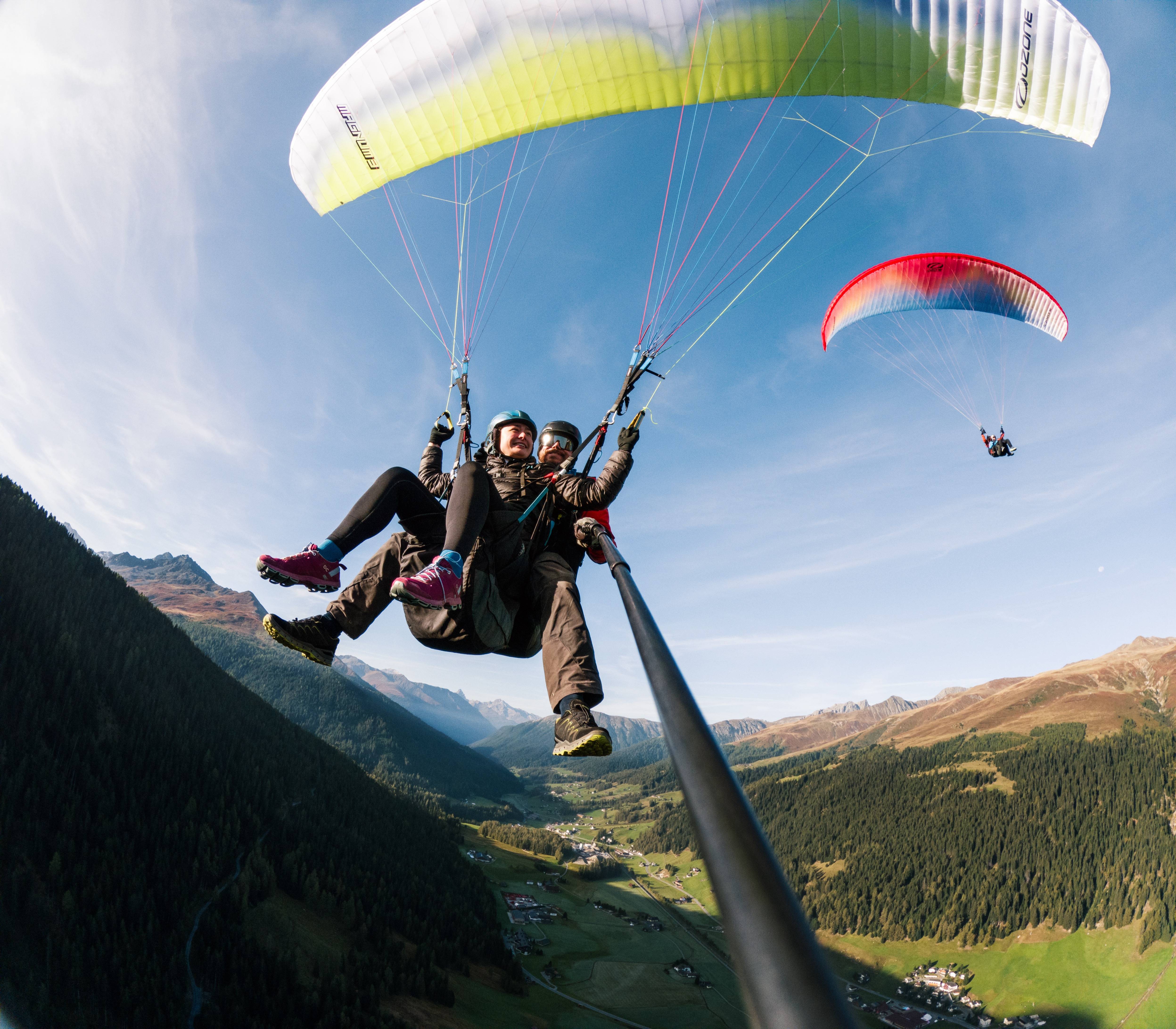 Gleitschirmflug in Davos