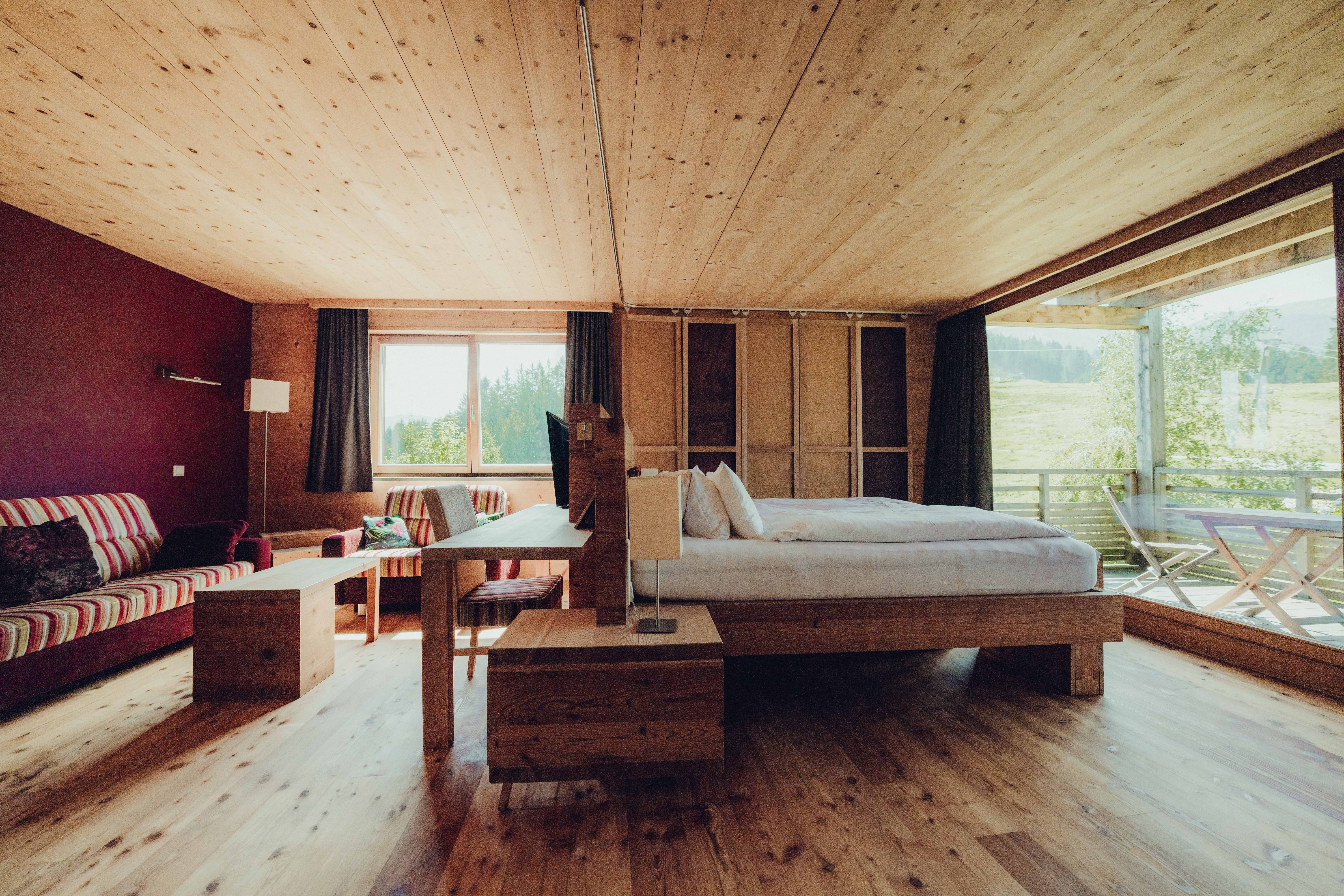 SUNNY SUITE