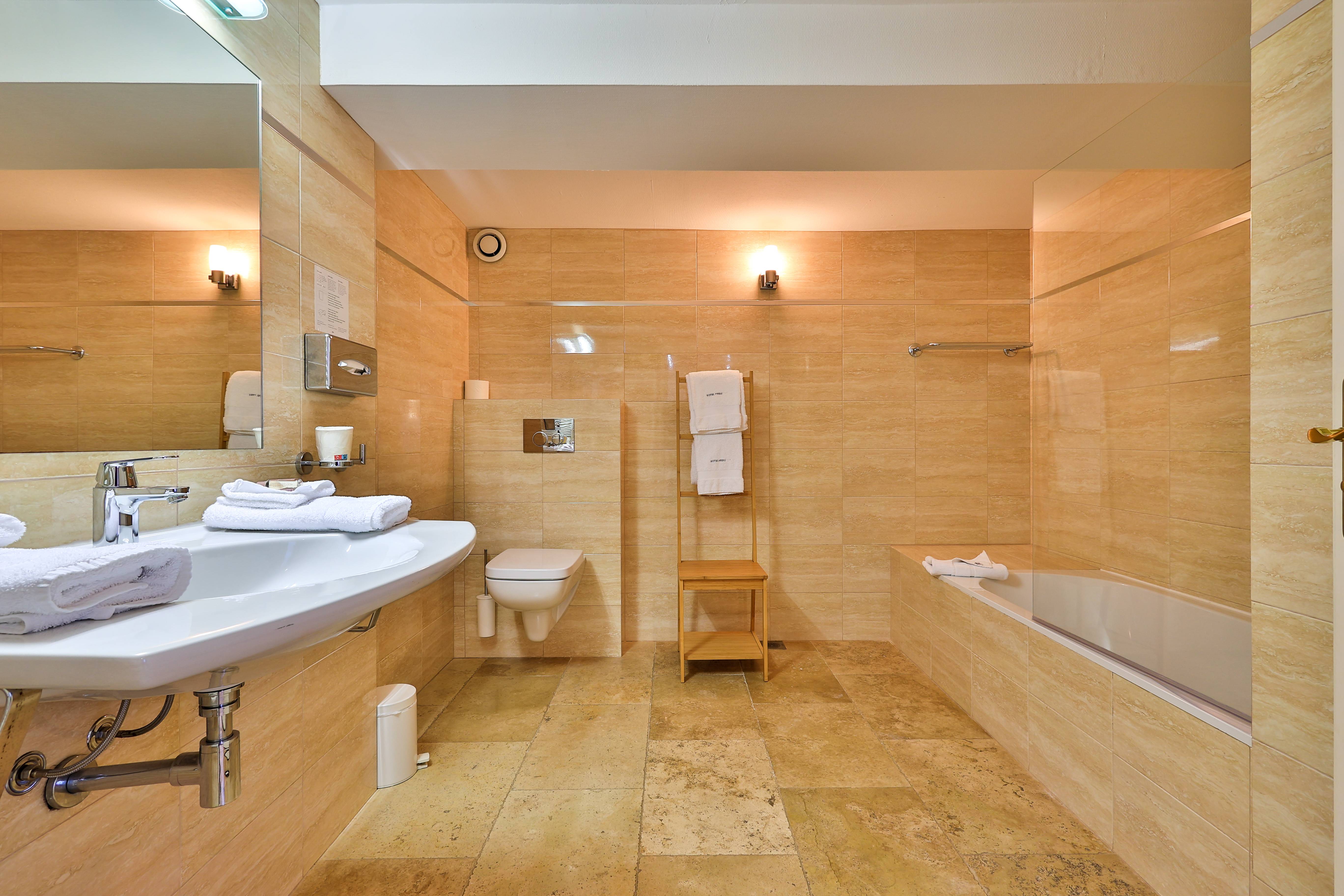 Junior Suite "Charlotte" mit Badewanne
