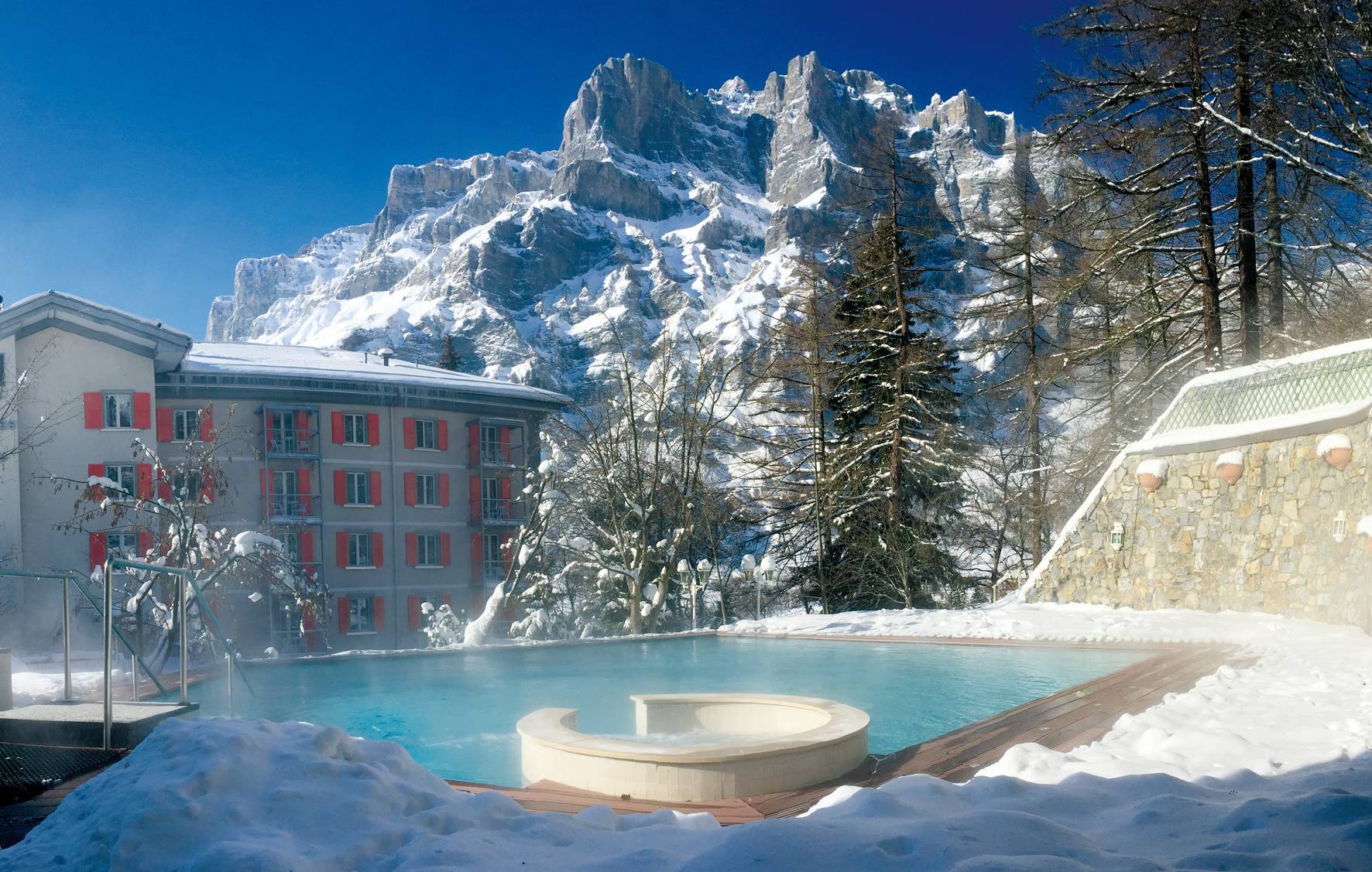 Pure détente dans l'eau de source thermale