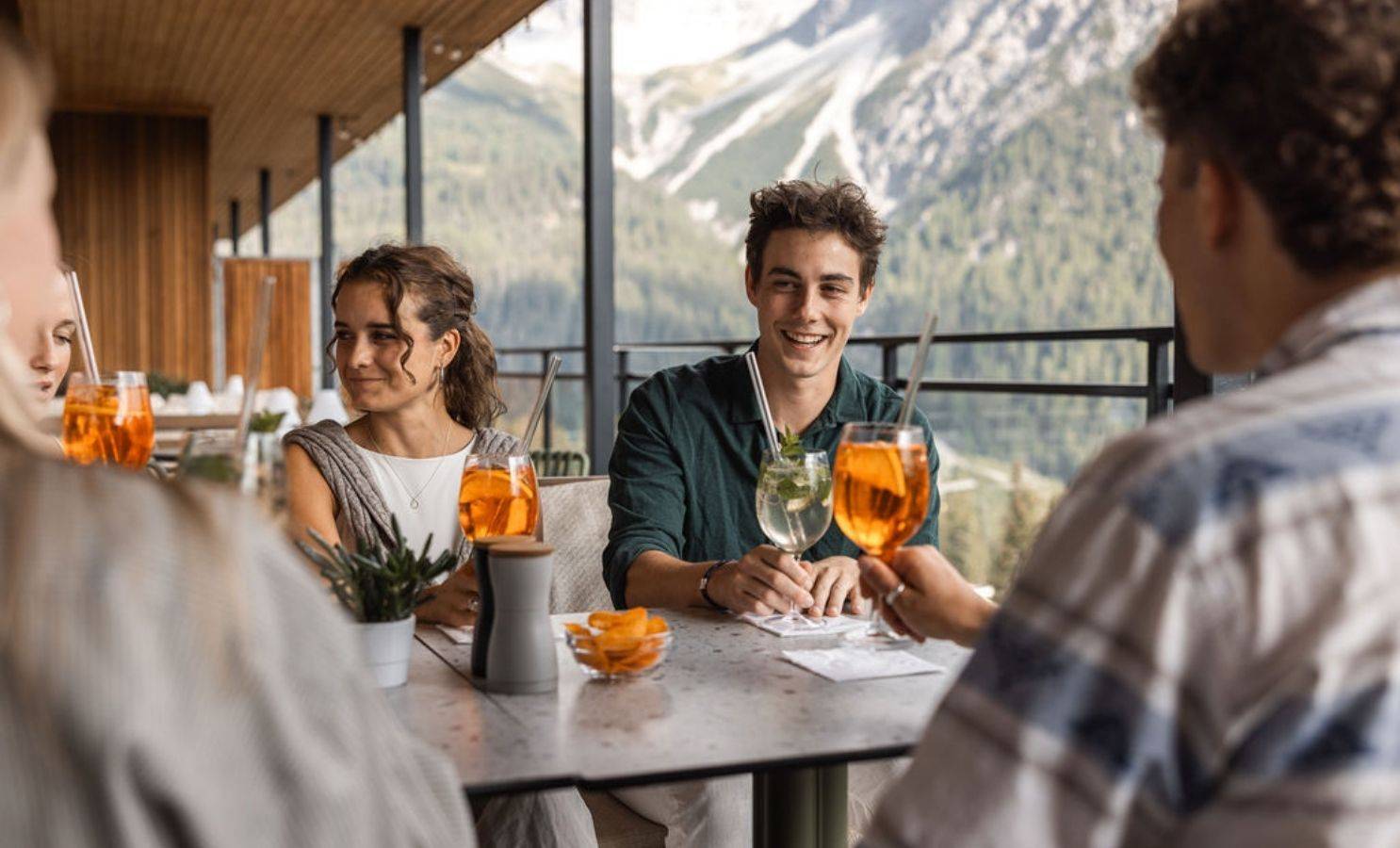 Restaurants & Bar