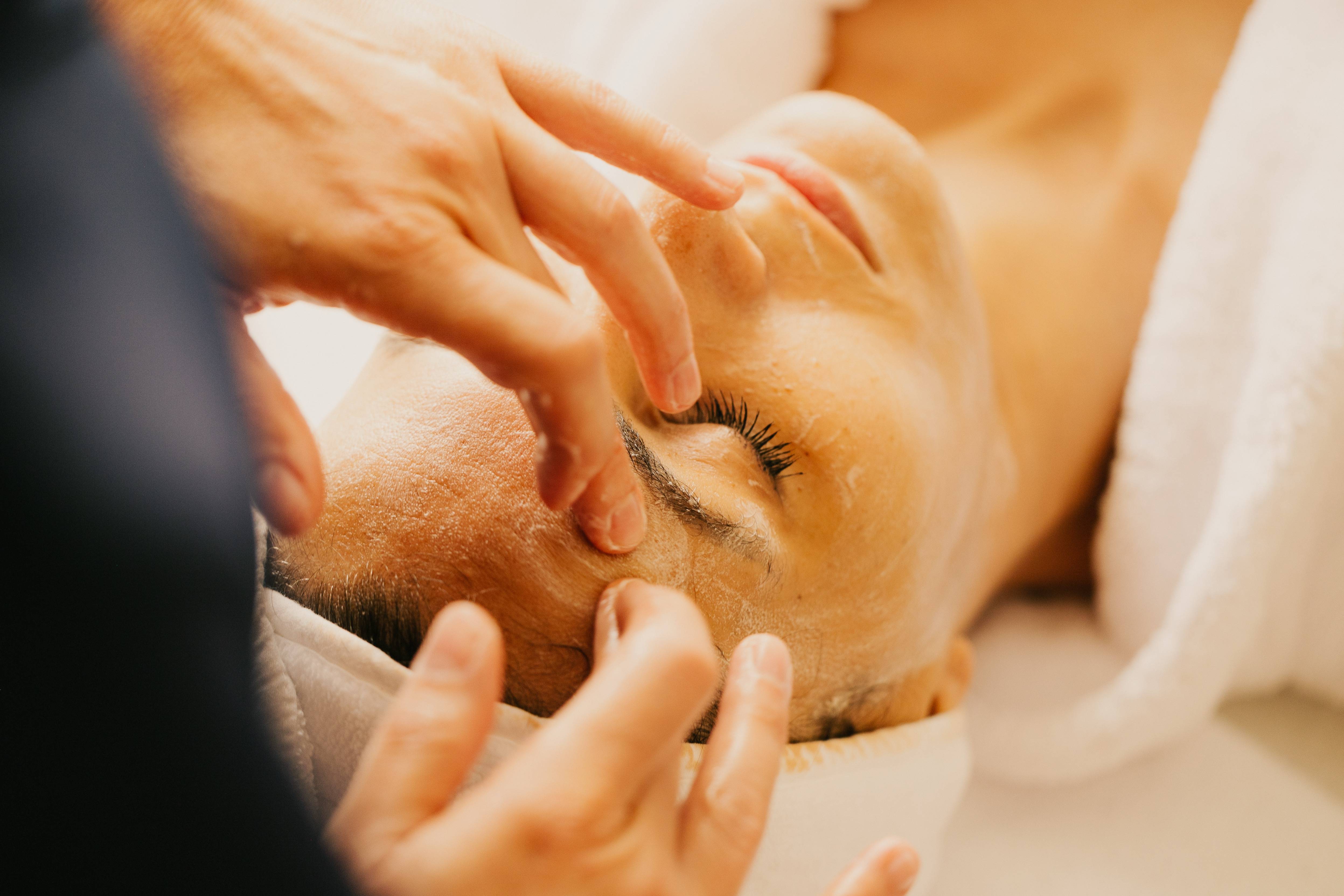 Forest De-Stress Massage oder Barrier Boosting Ectoin Facial Massage