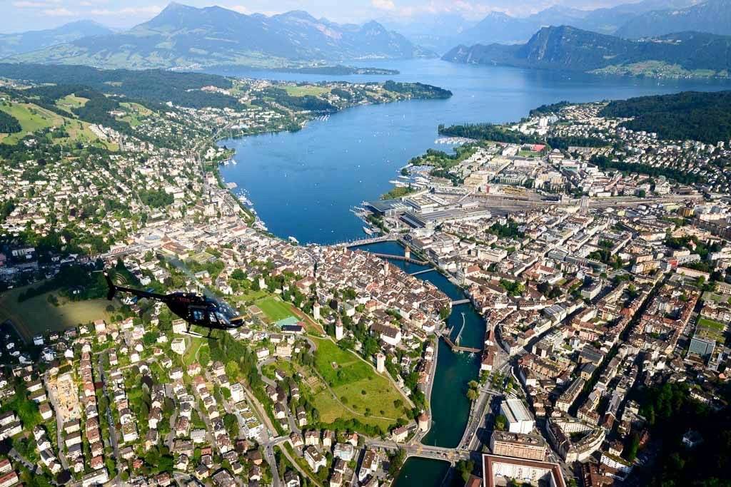 Helikopterflug über die Alpen