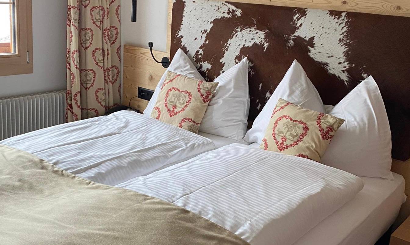 Doppelzimmer mit Bergsicht und Balkon / Foto Jela 