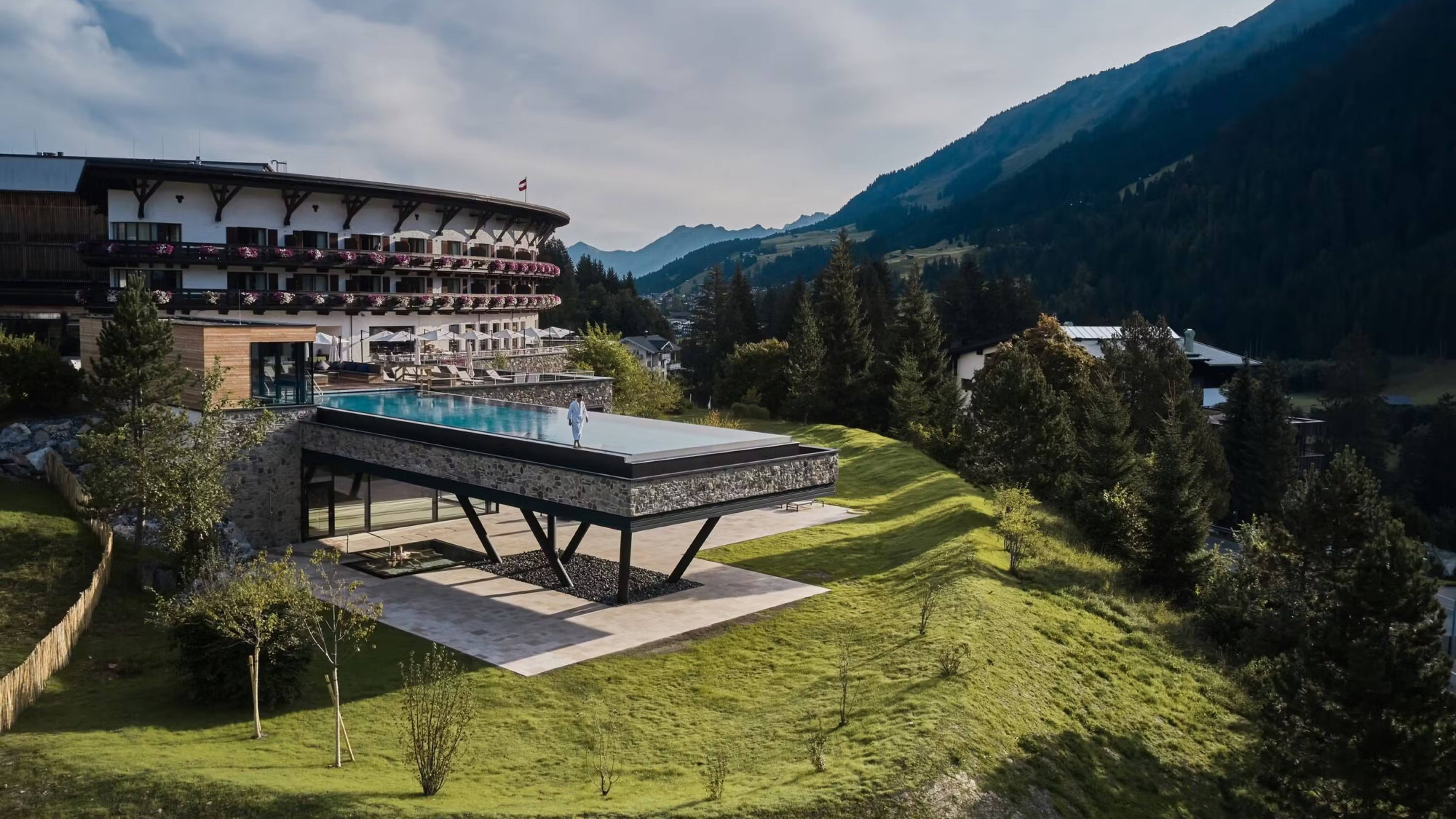 Outdoor Infinity Pool im A-ROSA Ifen Hotel Kleinwalsertal