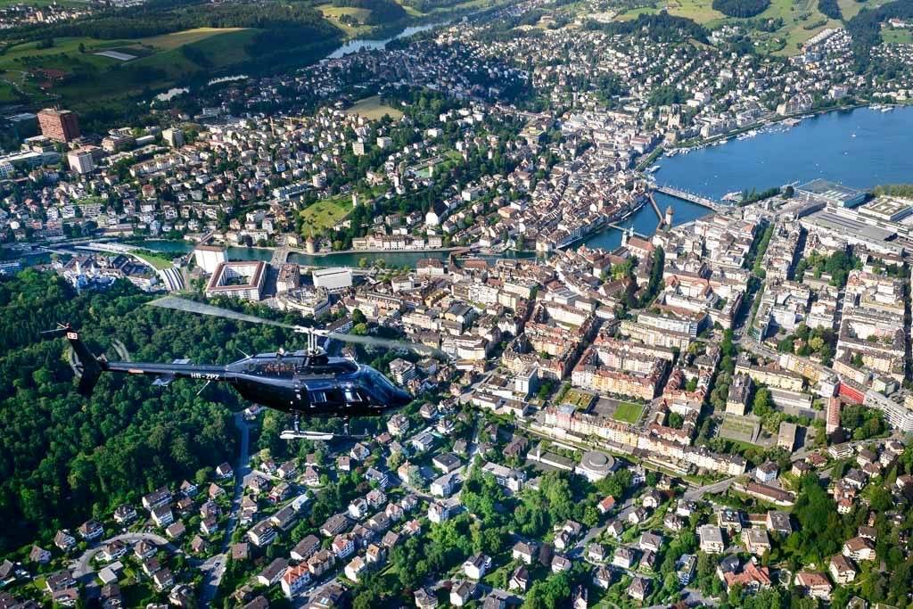 Helikopterflug über die Alpen