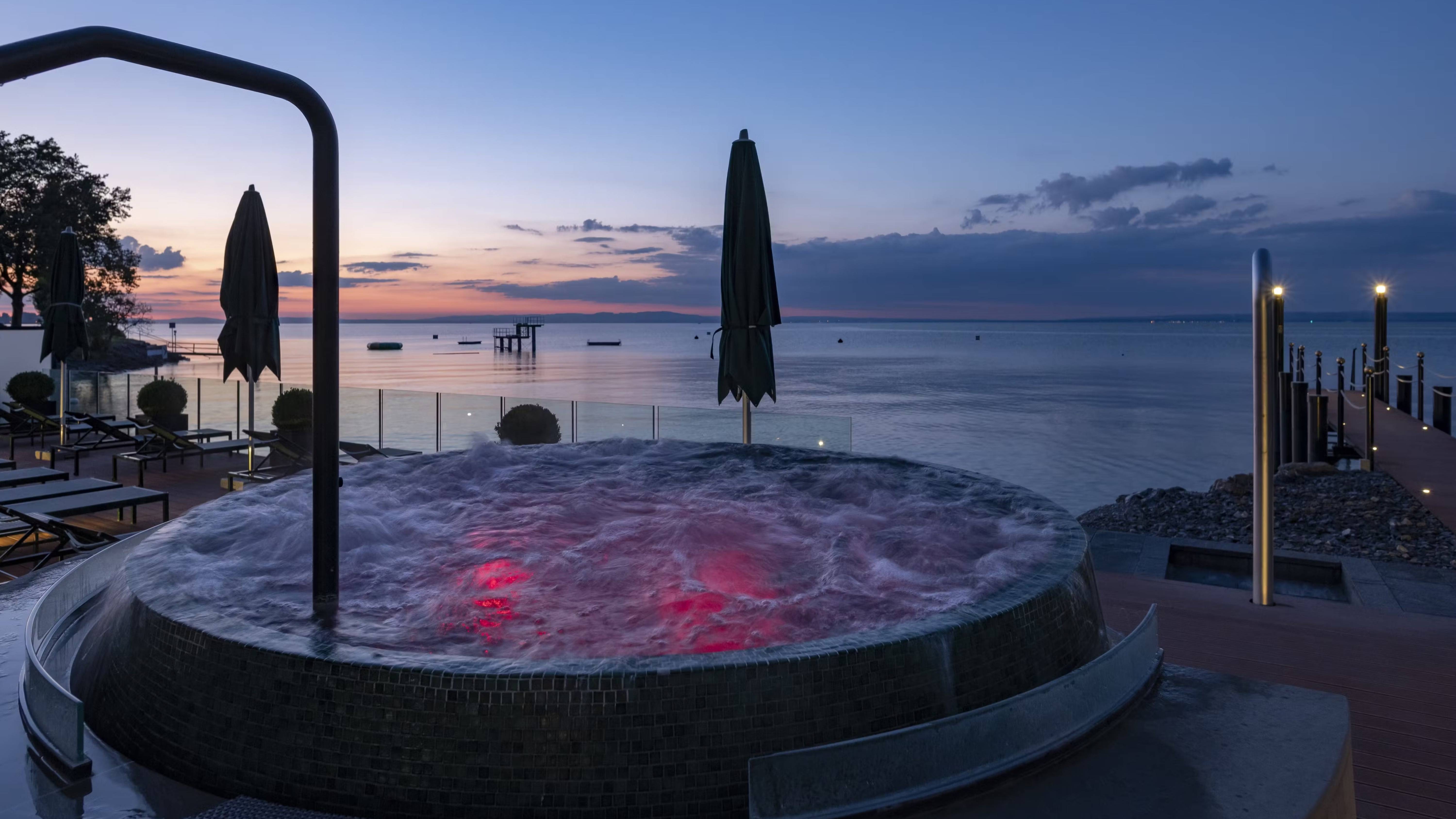 Aussenwhirlpool mit Blick auf den Bodensee im Bad Horn Hotel & Spa