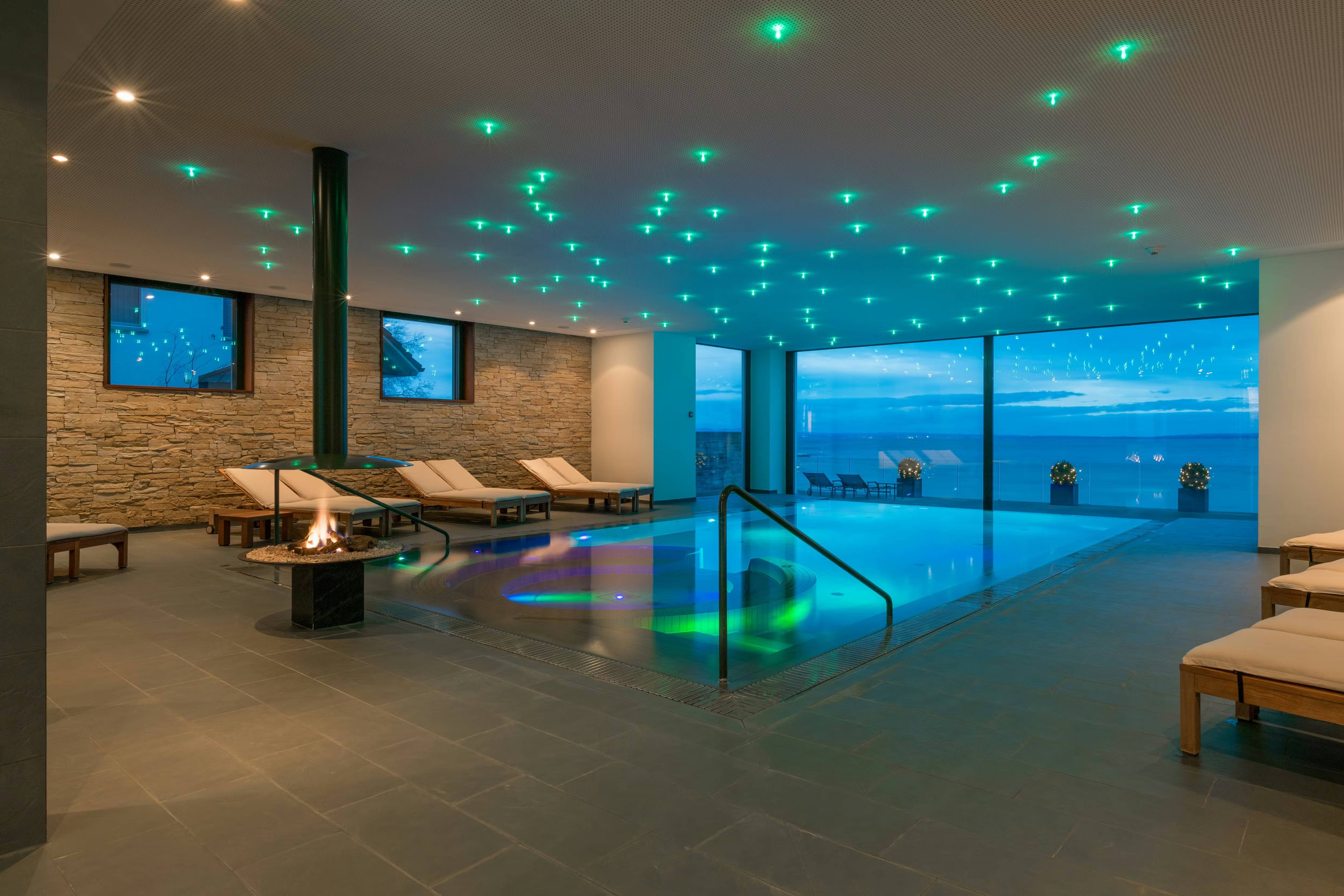 Piscine intérieure avec vue sur le lac de Constance
