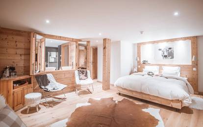 Chambre double Lifestyle Deluxe avec baignoire balnéo, balcon et terrasse avec vue sur les montagnes