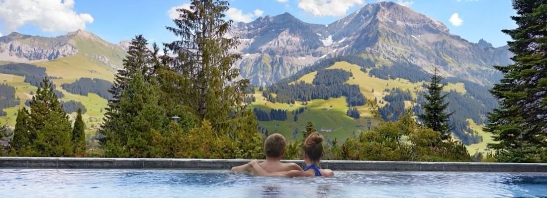 Aussenpool mit Blick auf die Berge im Bellevue Parkhotel & Spa - Relais & Châteaux