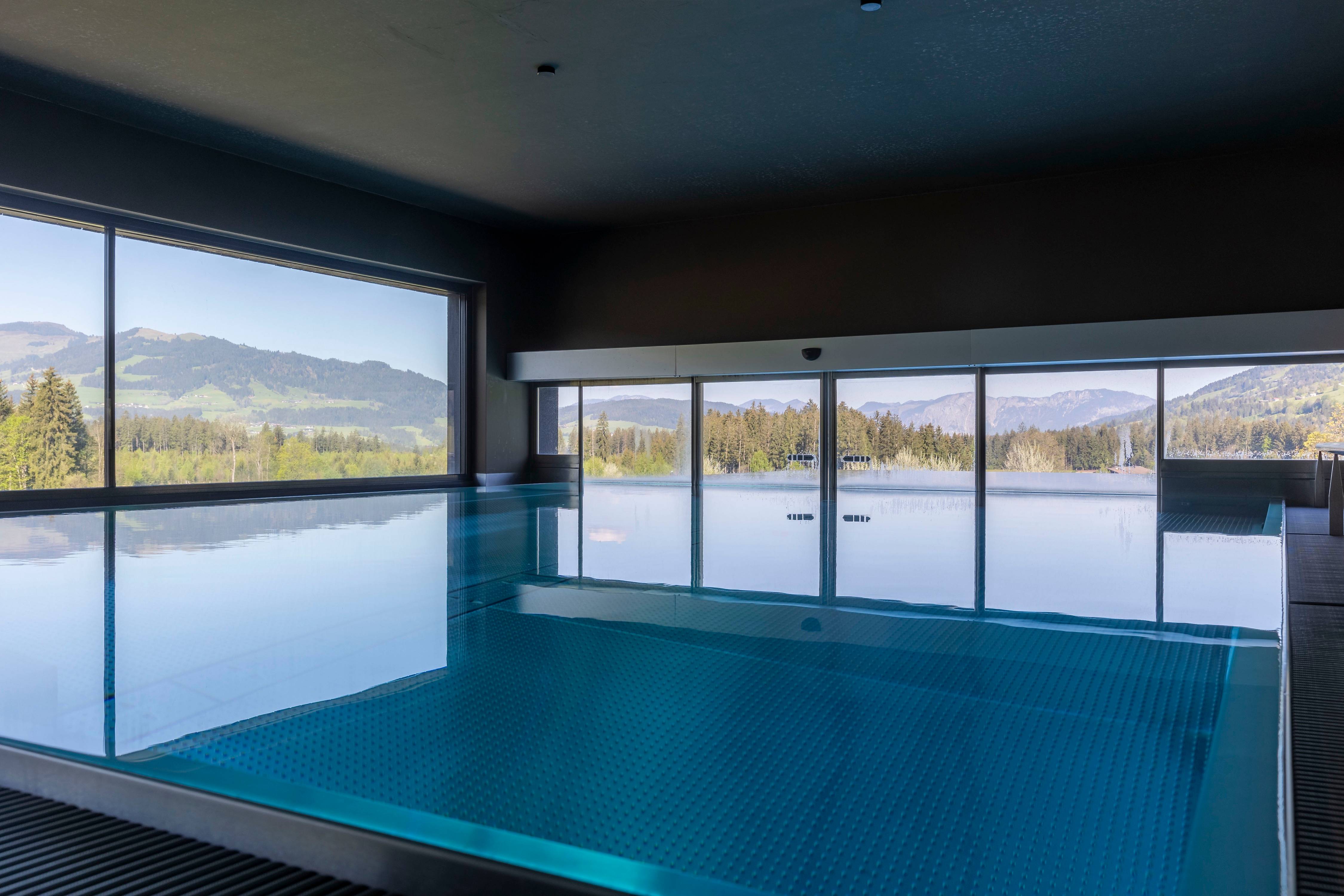 Wellnessbereiche mit Pools & Blick auf die Kitzbüheler Alpen