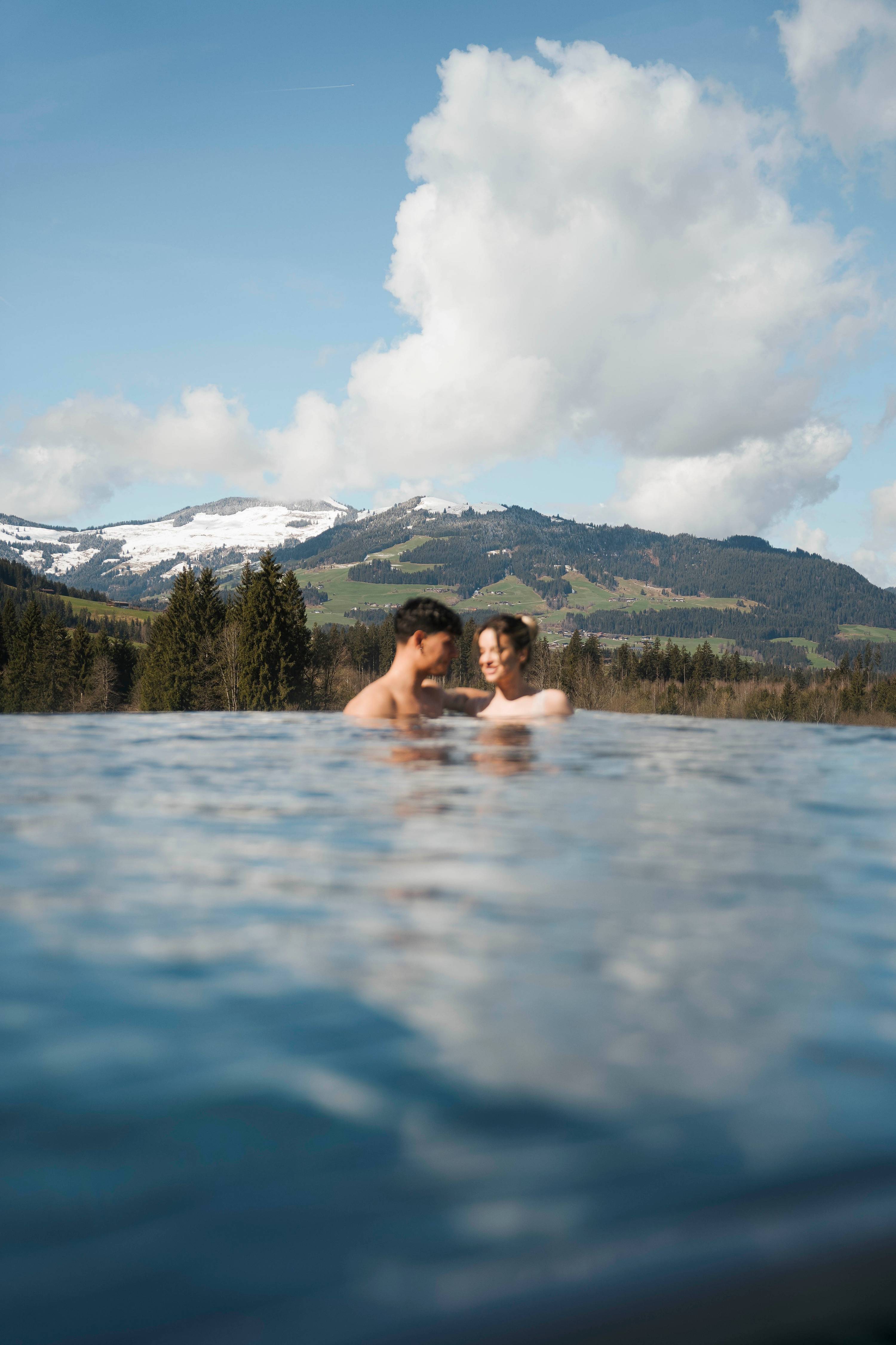 Wellnessbereiche mit Pools & Blick auf die Kitzbüheler Alpen