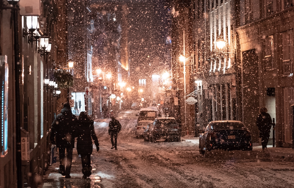 Photo d'un couple dans une ville quelconque