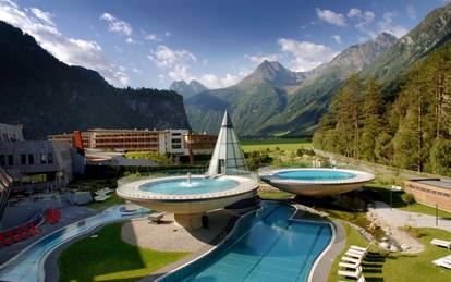Sicht auf die Wasserlandschaft vom Aqua Dome (in Österreich)