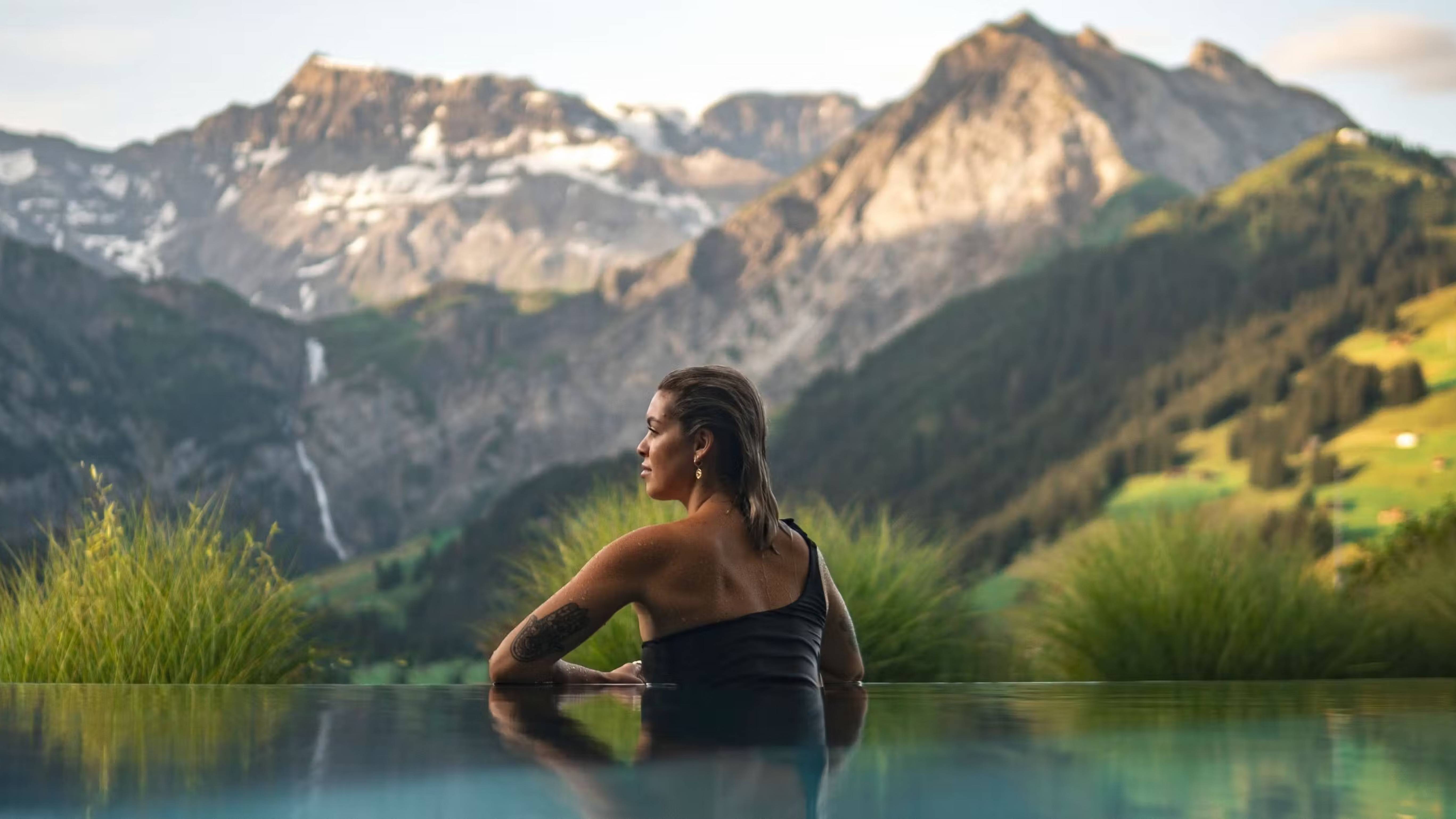 Aussenpool mit Blick auf die Bergwelt vom the Cambrian Adelboden