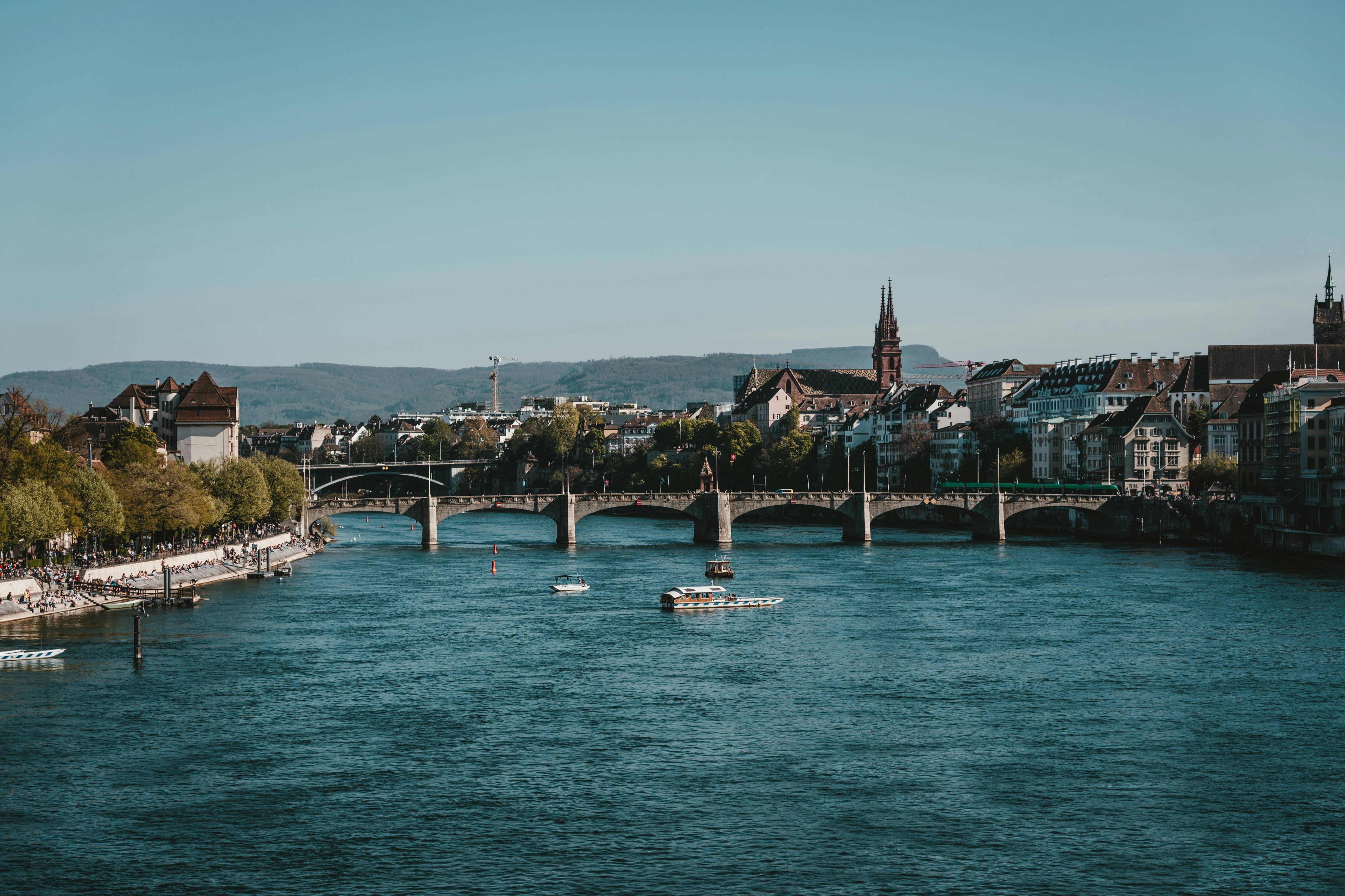 Sicht auf Basel und den Rhein (Foto von Claudio Schwarz auf Unsplash)