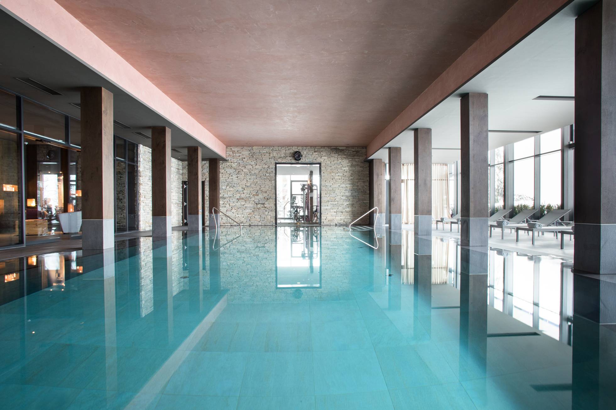 Panoramaschwimmbad im Crans Ambassador Hotel & Spa | Wallis, Schweiz