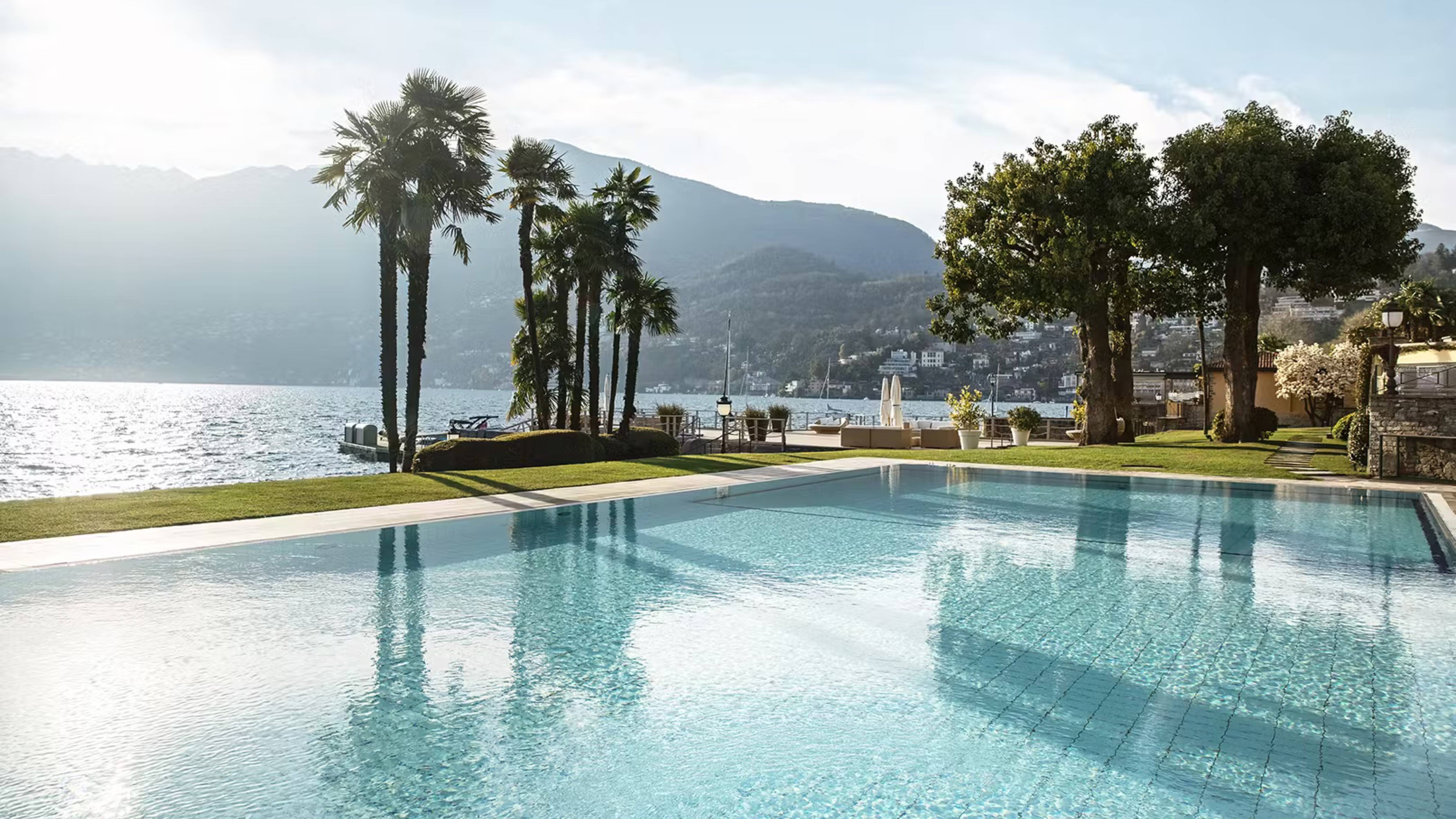 Aussenpool mit Blick auf den See im Hotel Eden Roc 