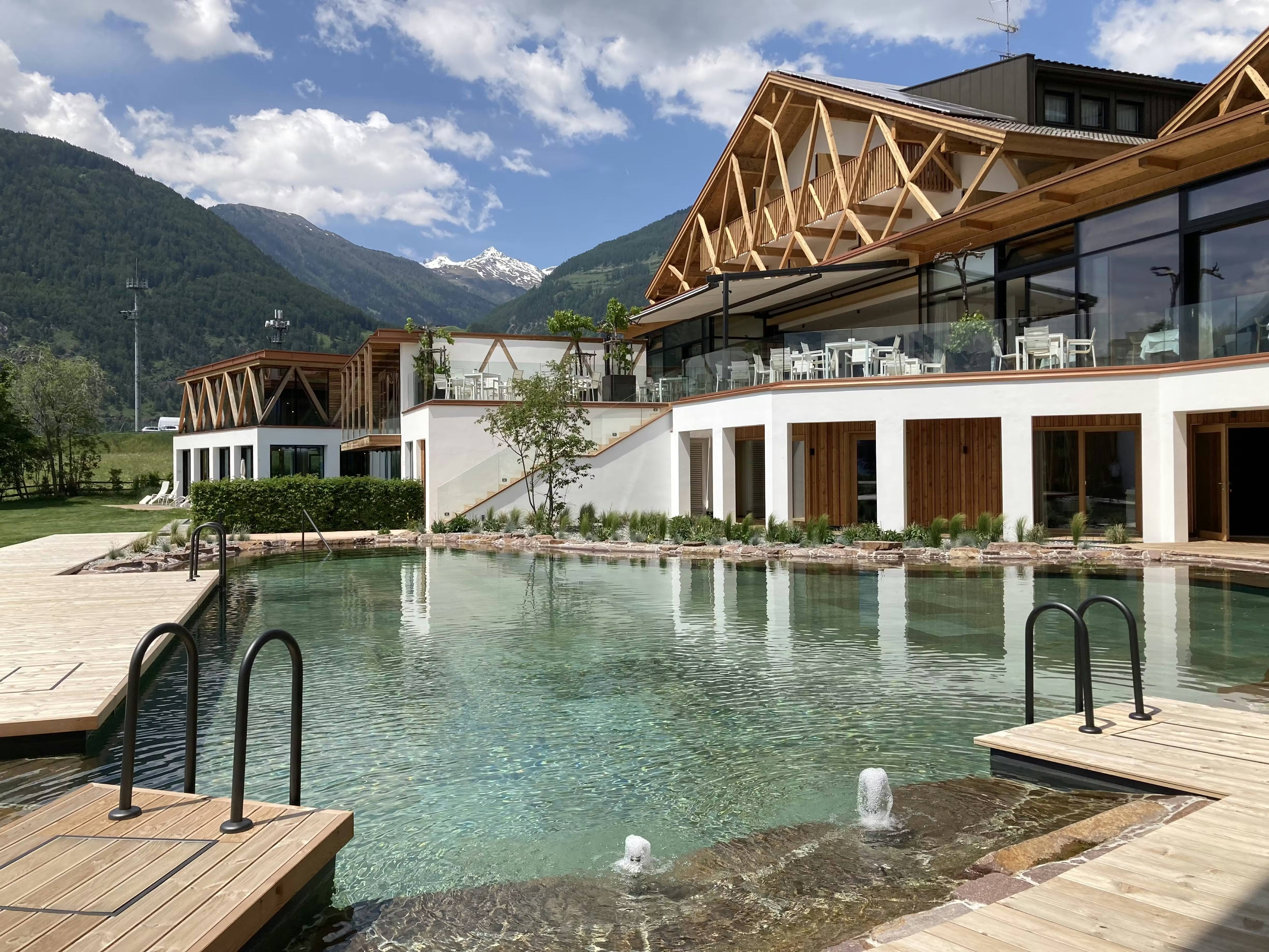 Jardin bien-être avec étang naturel bio