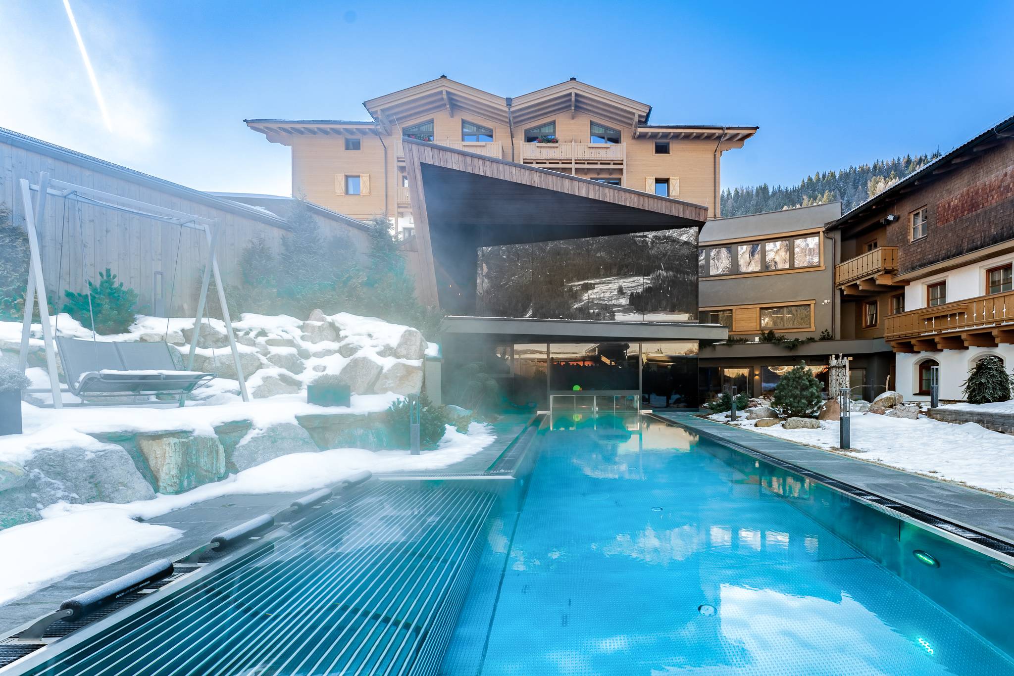 Image de la piscine extérieure & de l'extérieur de l'hôtel Good Life Resort Riederalm