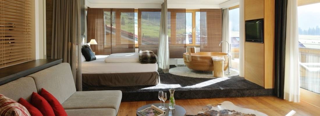 Suite Adlerhorst avec vue sur la vallée au HUBERTUS Mountain Refugio Allgäu