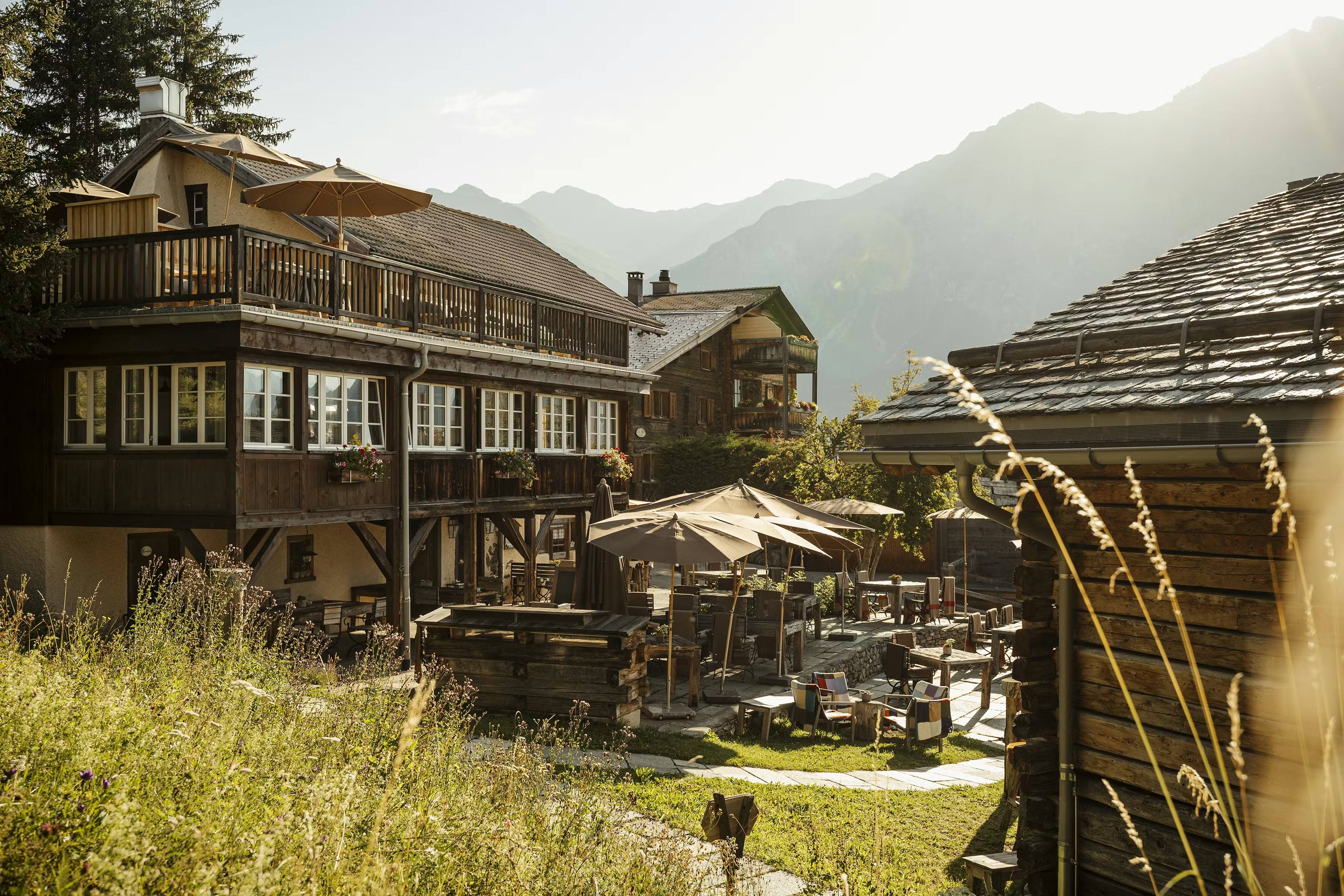 Sicht auf das Maiensässhotel Guarda Val und Terrasse
