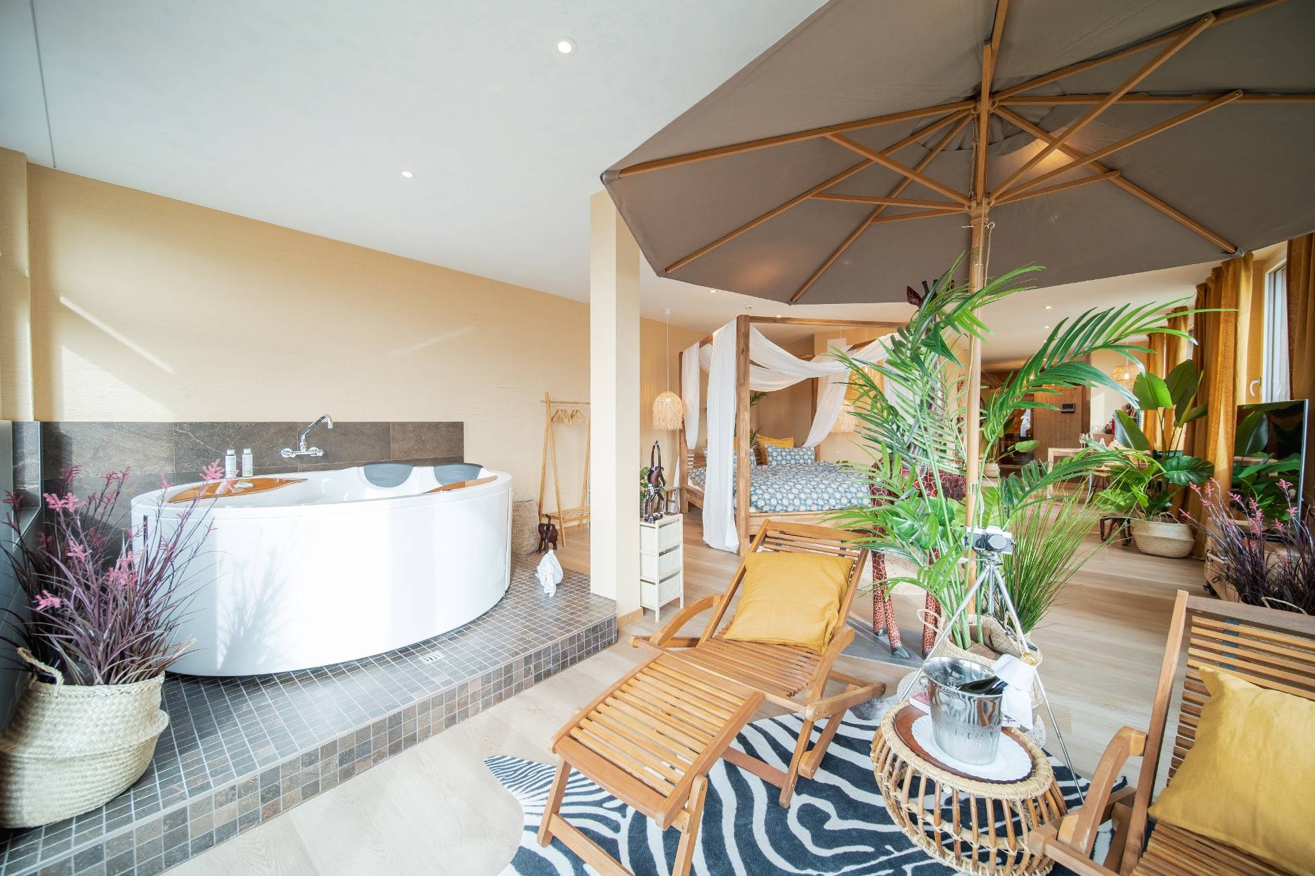 Themensuite Massai Lodge mit Whirlpool und Sauna