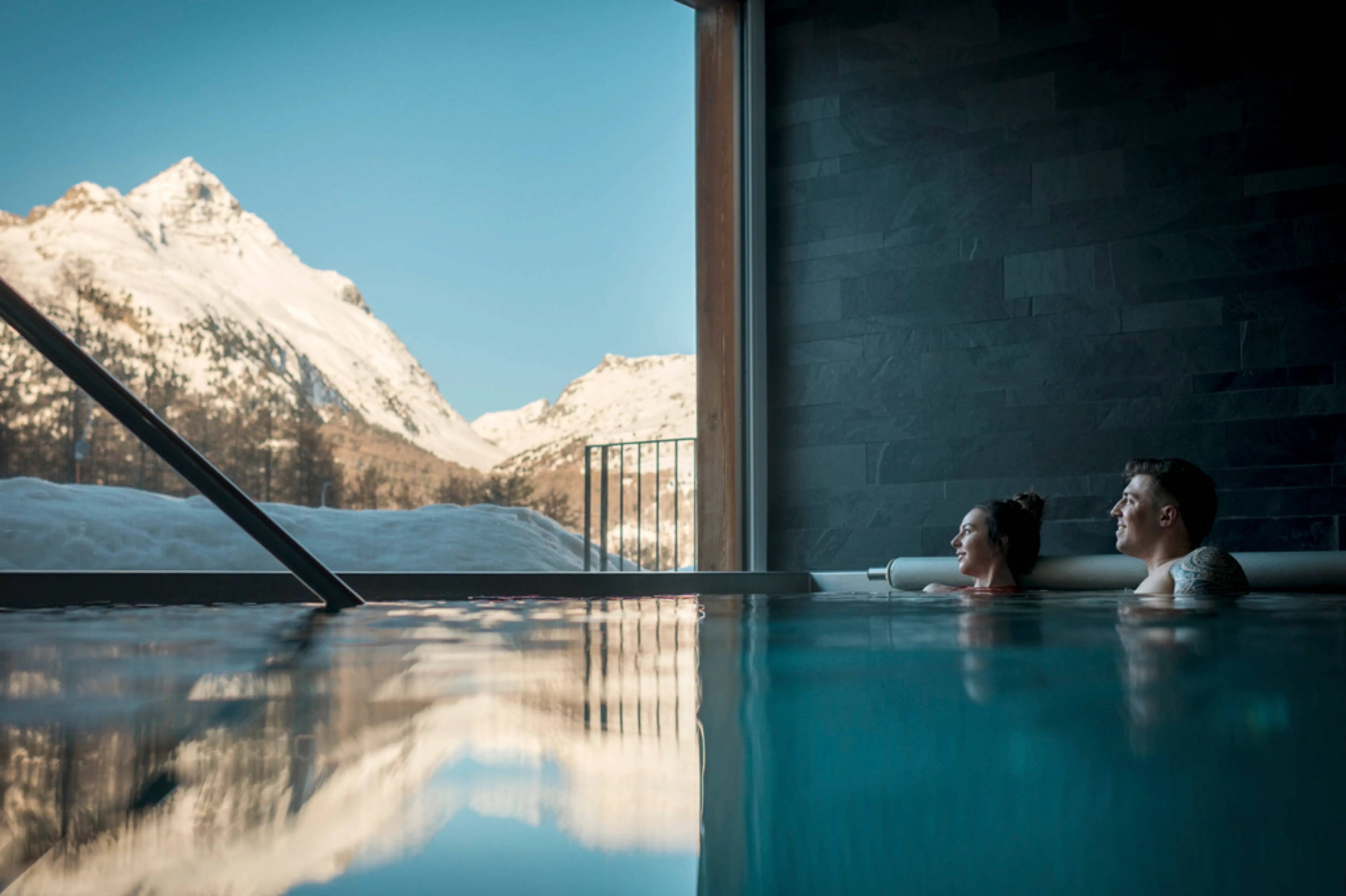 Pool im Hotel Nira Alpina im Graubünden
