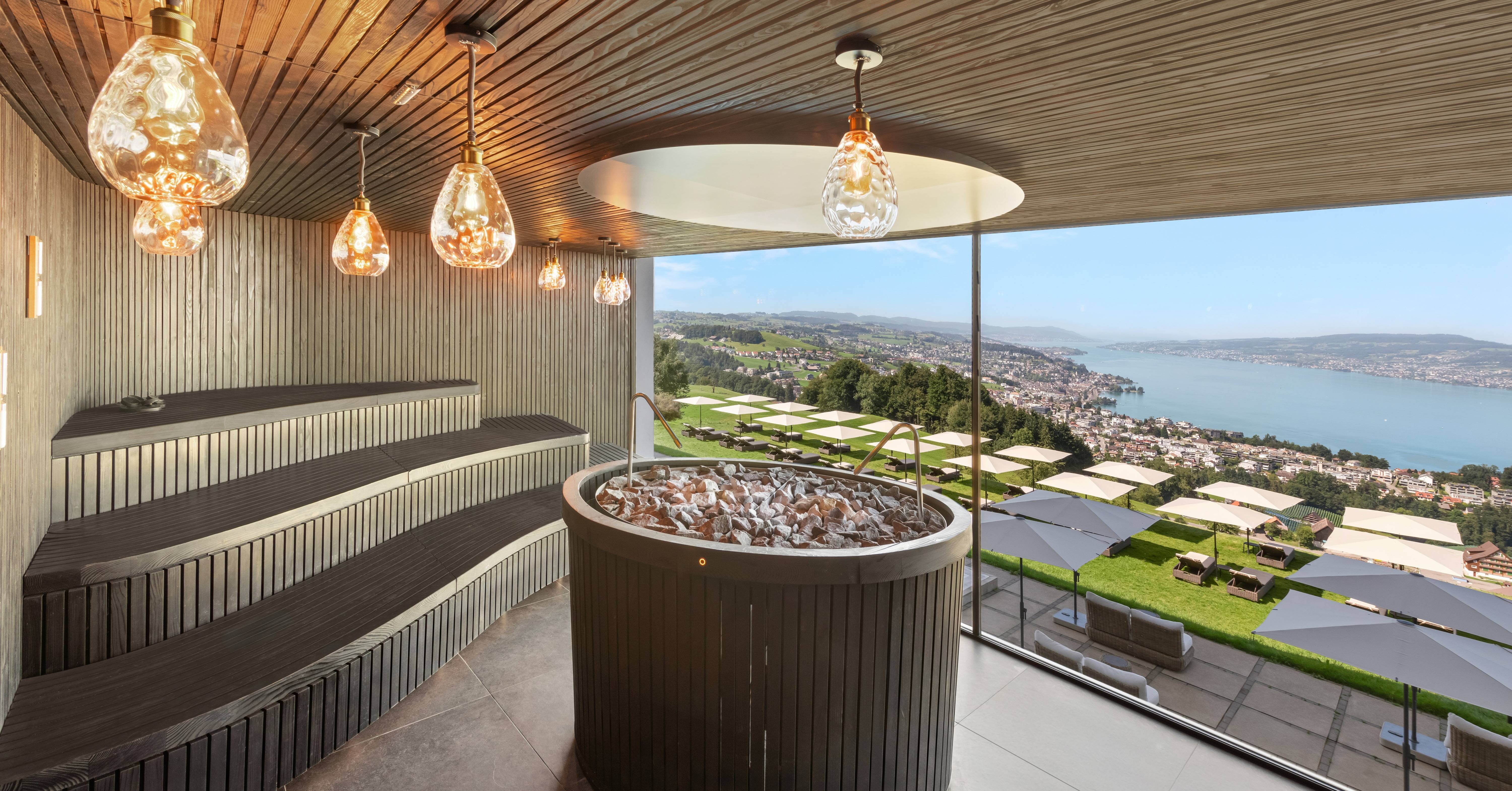 Sauna mit Blick auf den Zürichsee im Panorama Resort & Spa