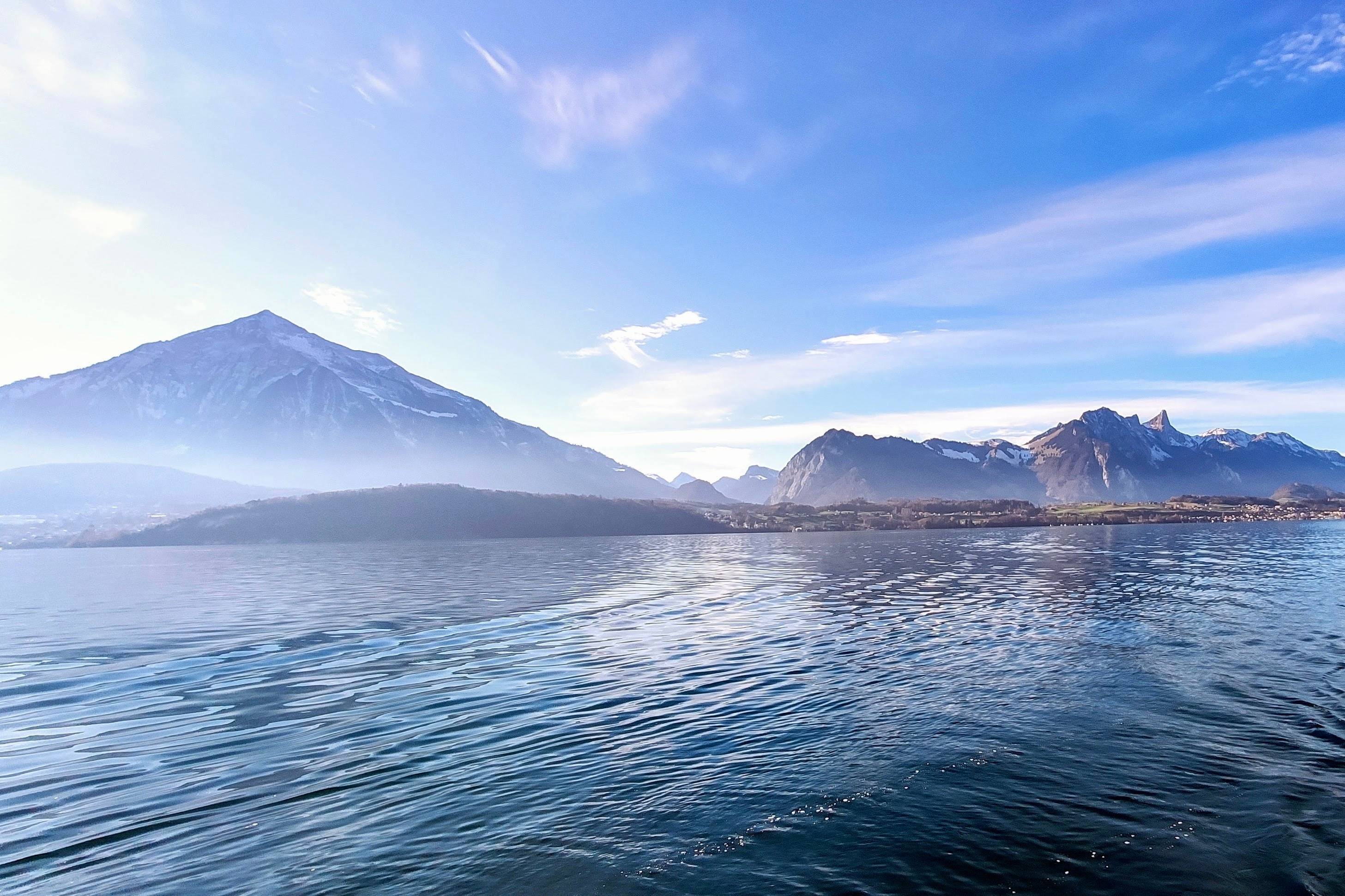 Bild vom Thunersee mit den Bergen Niesen und Stockhorn im Hintergrund