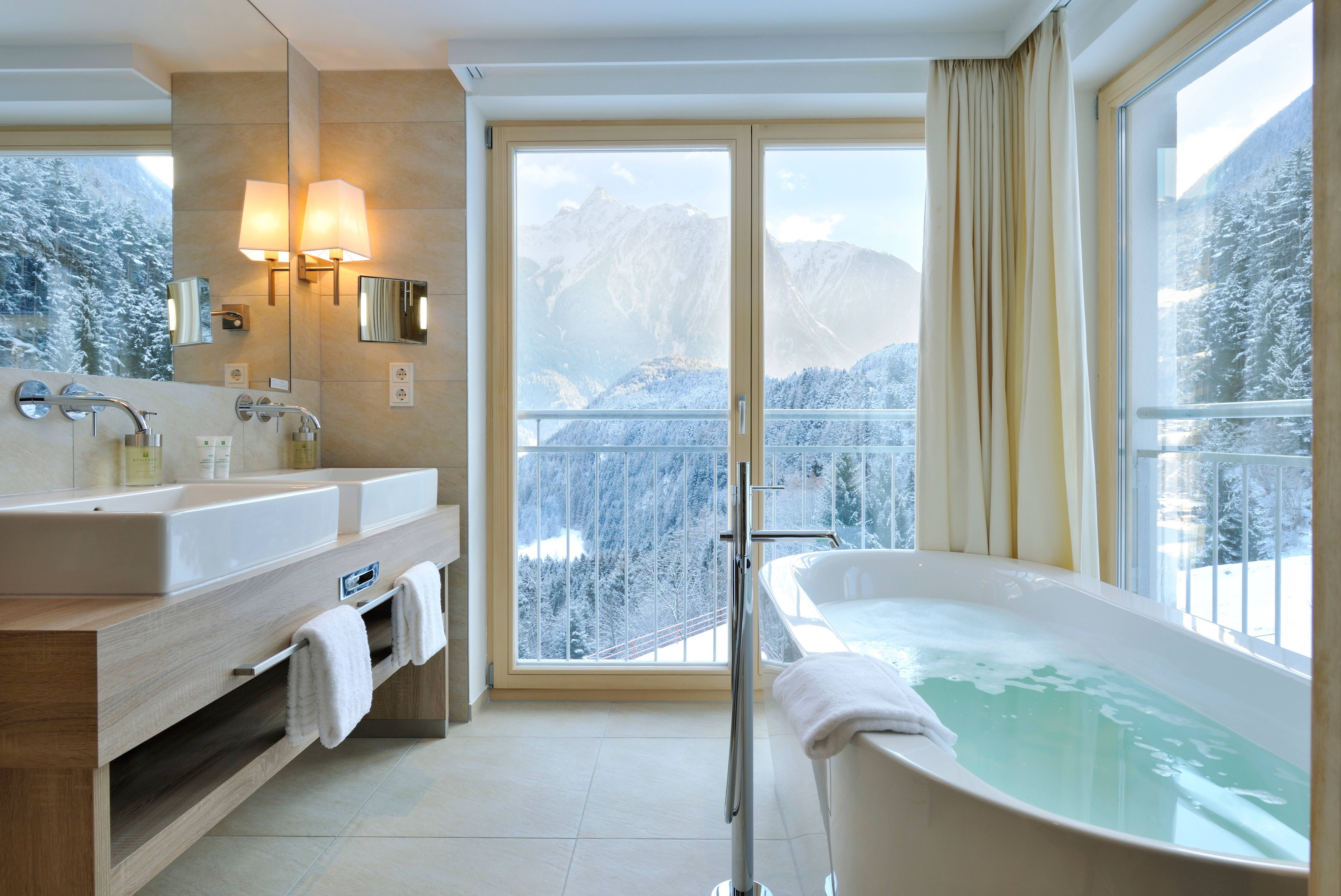 Badezimmer in der Senior Suite Wetterkreuz im Hotel Ritzlerhof | Ötztal, Österreich