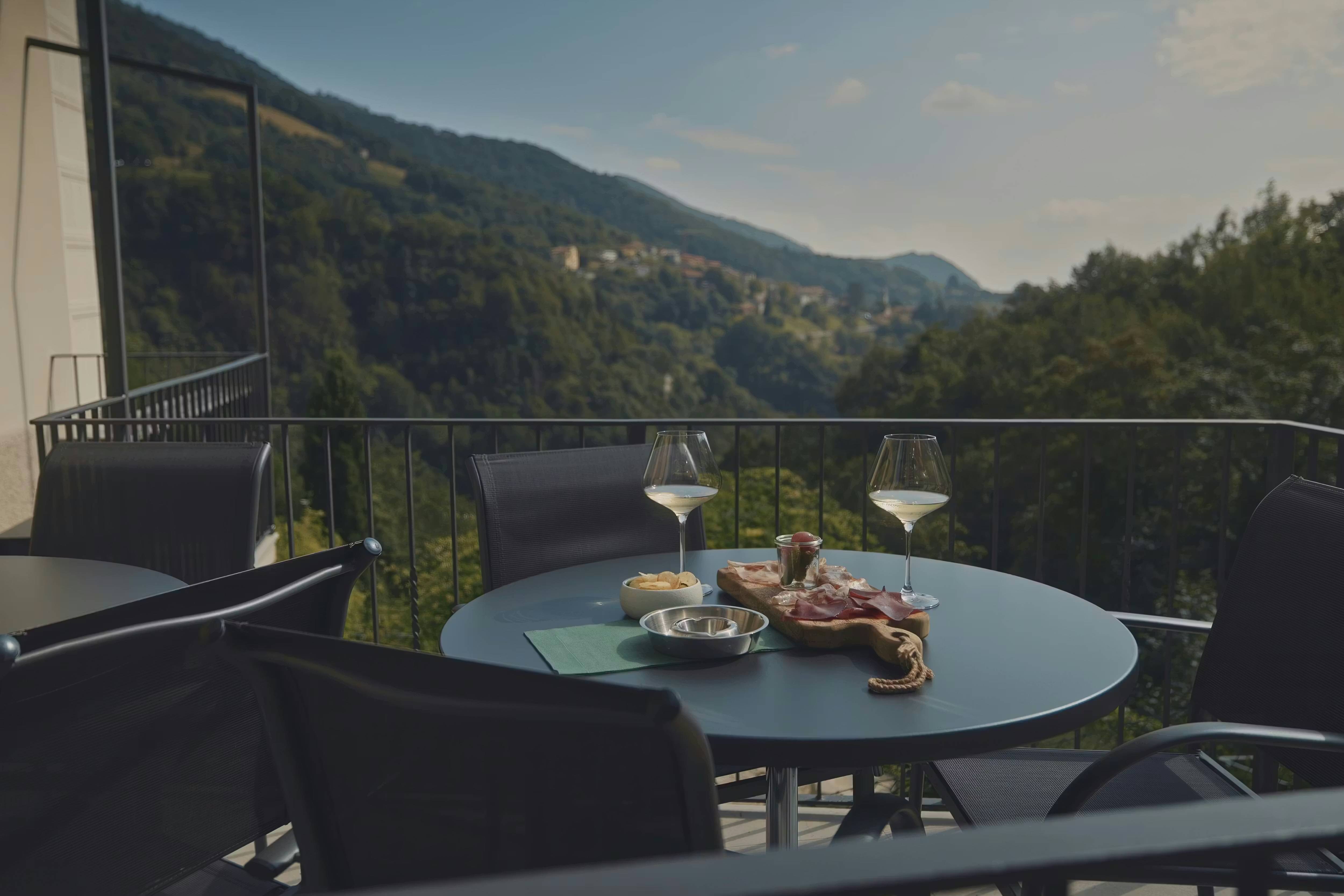 Terrasse panoramique avec vue sur la vallée de Muggio
