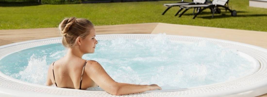 Aussen-Whirlpool vom Wellnessbereich Hotel Stoos