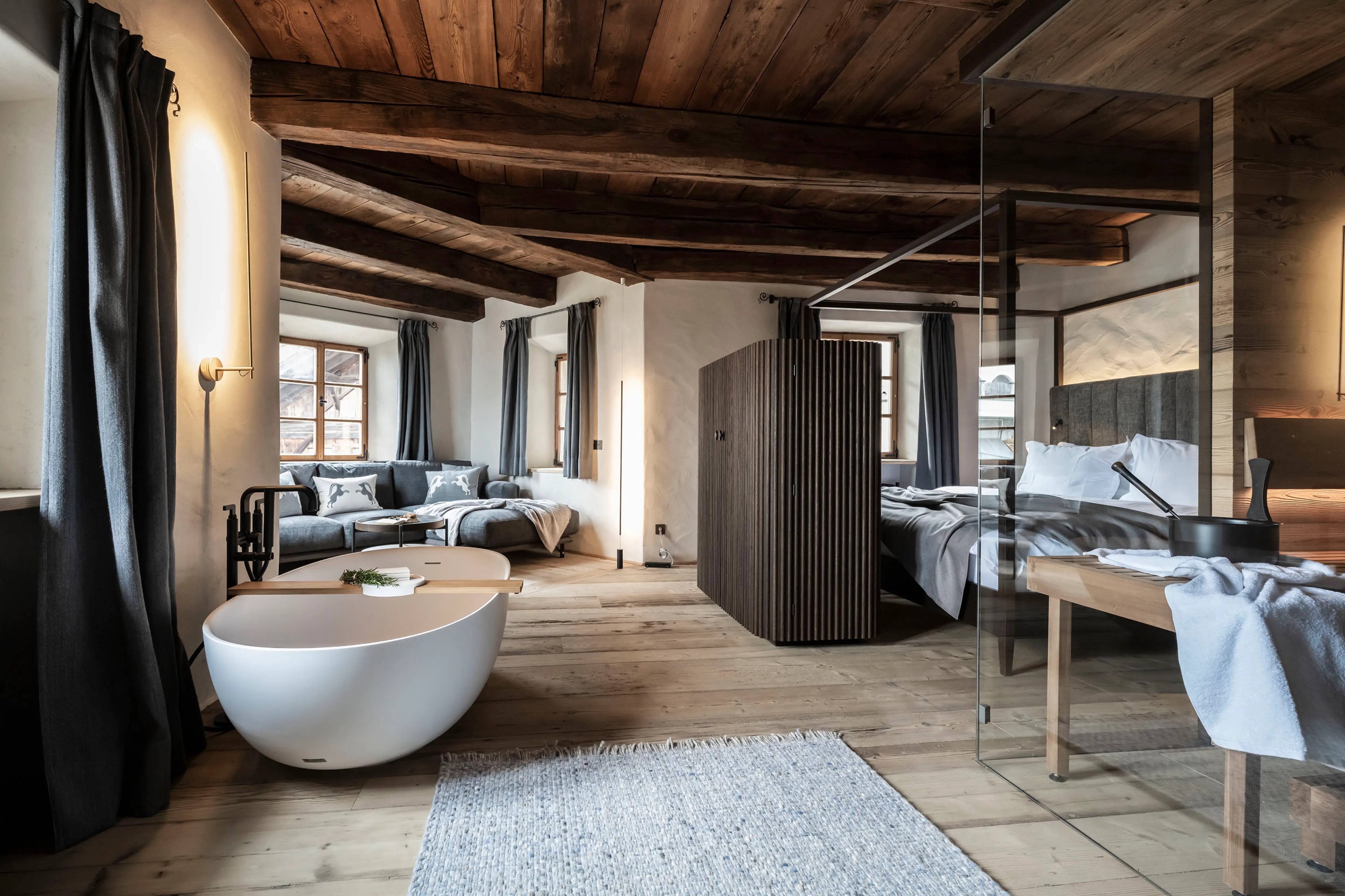 Suite Von Neuhaus mit freistehender Badewanne & finnischer Sauna im Hotel Ansitz Steinbock im Südtirol