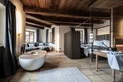 Suite Von Neuhaus avec baignoire îlot et sauna finlandais à l'hôtel Ansitz Steinbock, dans le Tyrol du Sud