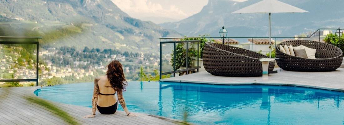 Aussenpool mit Sicht auf die Südtiroler Berge