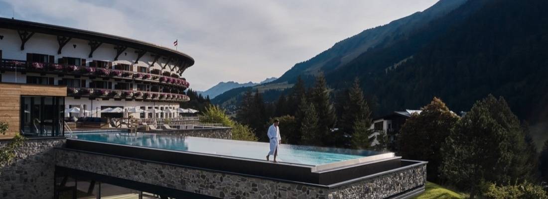 25 Meter Outdoor Infinity Pool vom A-ROSA Ifen Hotel Kleinwalsertal